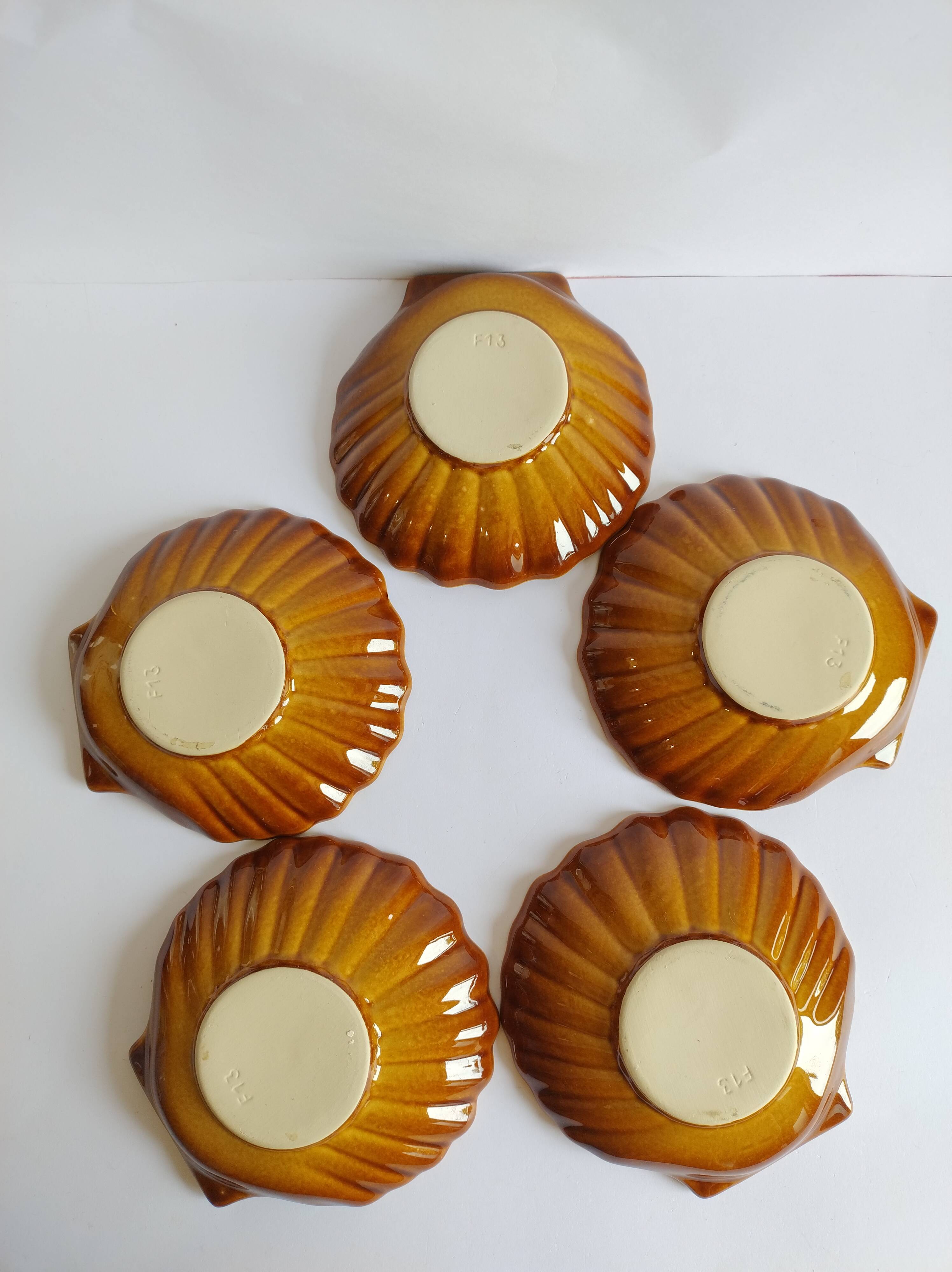 Set of 5 vintage beige ceramic scallop shells