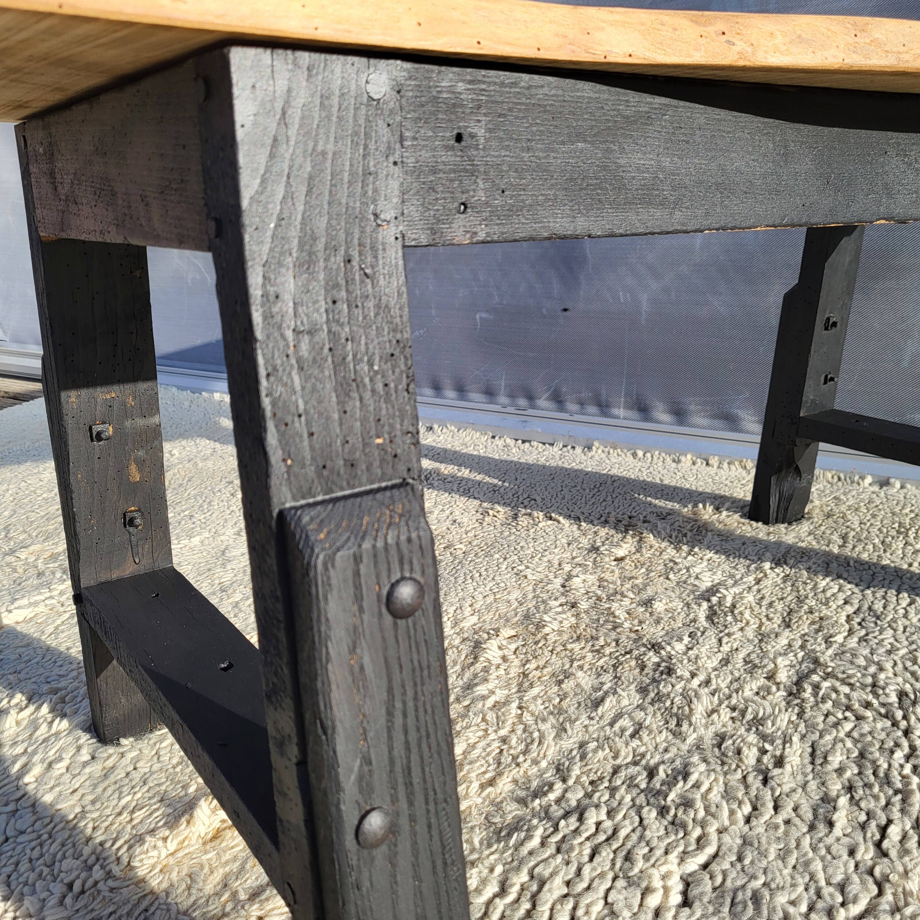 Bicolour coffee table in solid oak with 19th-century legs • Unique piece "Raw"