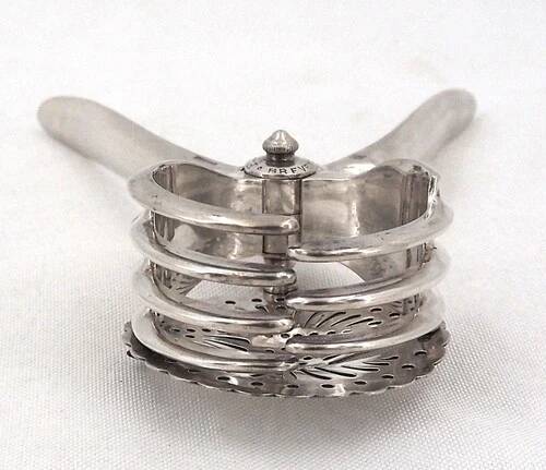 Christofle patented lemon squeezer in silver-plated metal, excellent condition.