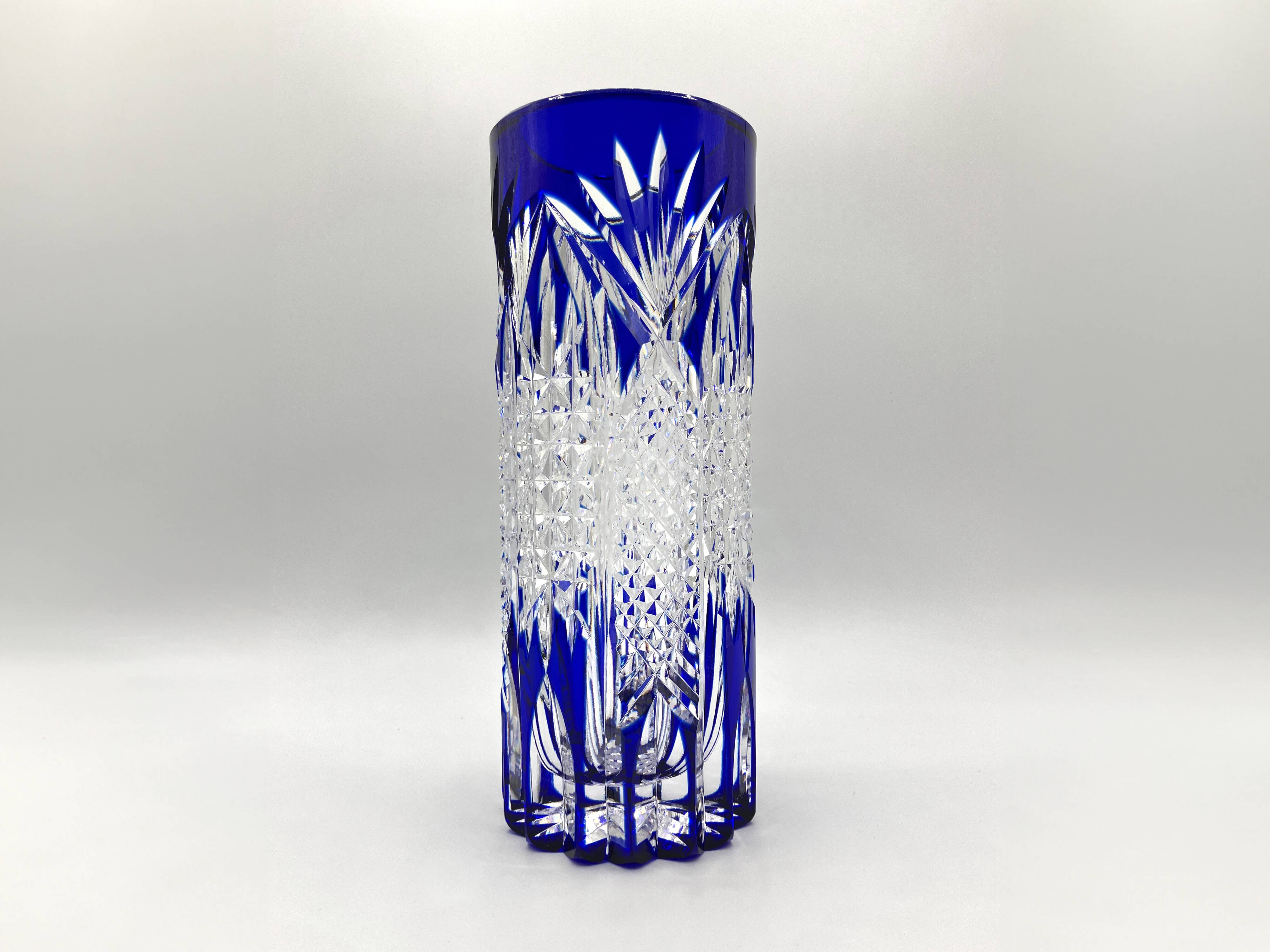 Vase japonais d'art EDO KIRIKO en cristal transparent et bleu cobalt