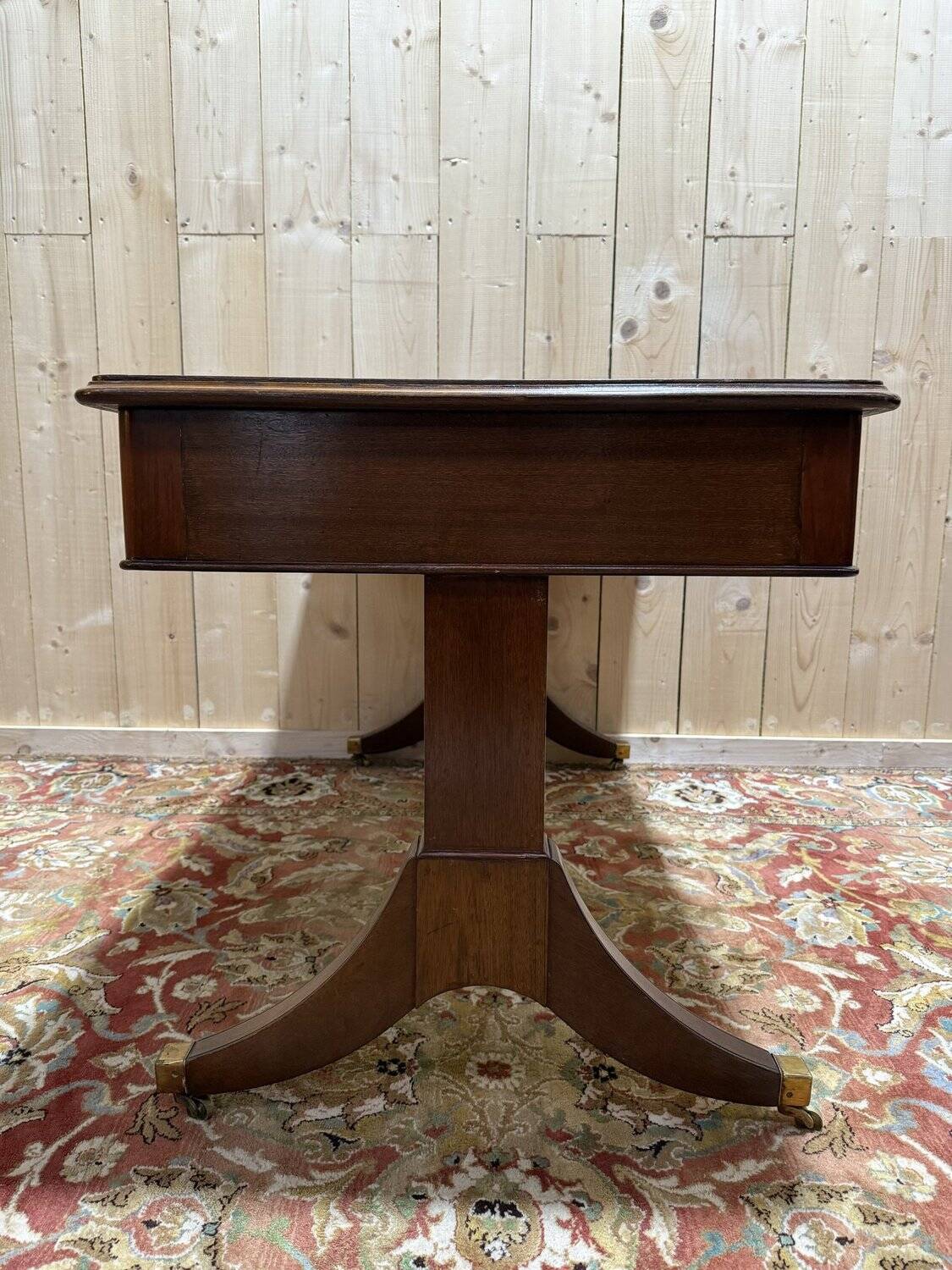 English-style flat desk in mahogany.