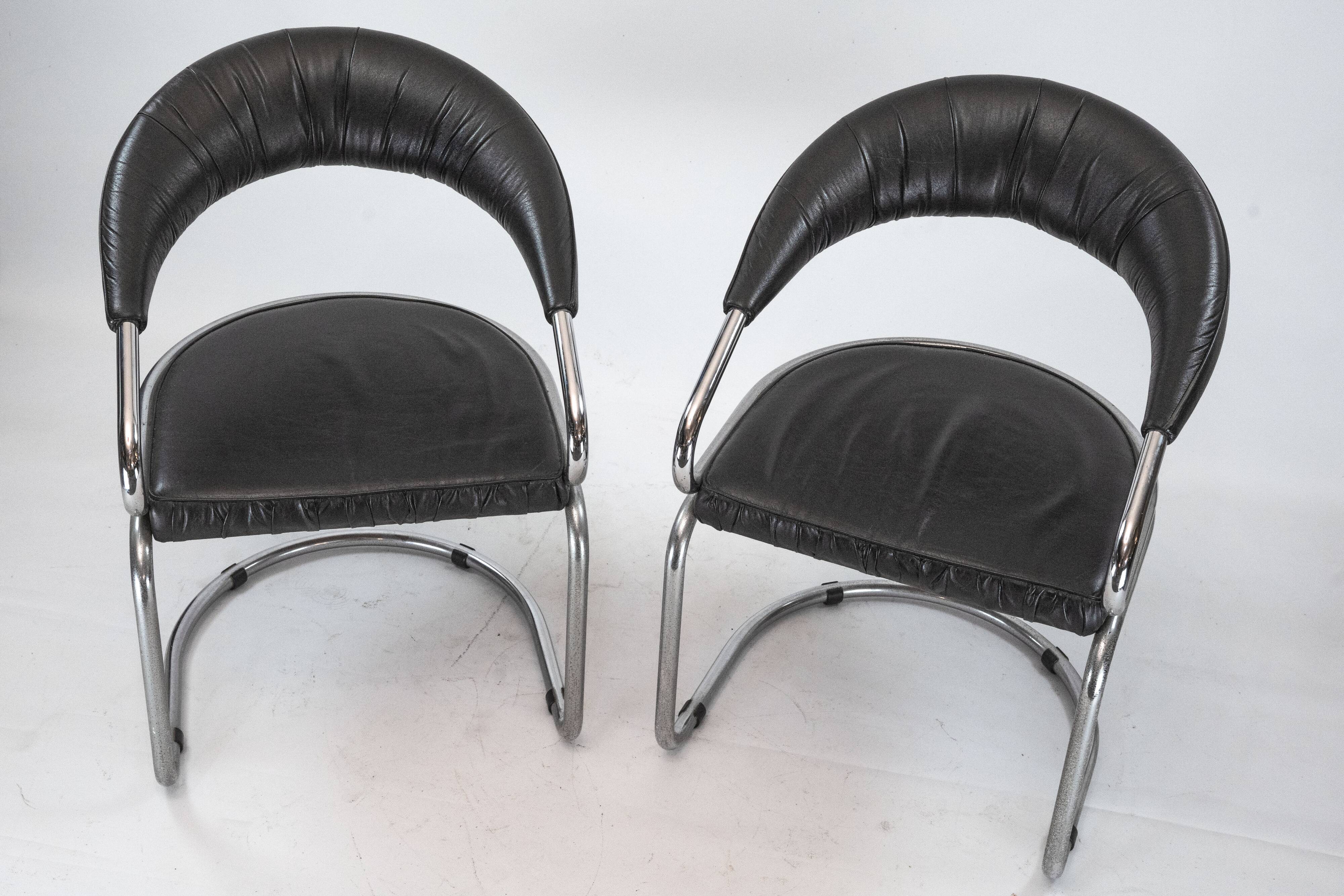 Paire de chaises en chrome et simili cuir par Giotto Stoppino. Italie années 1970.