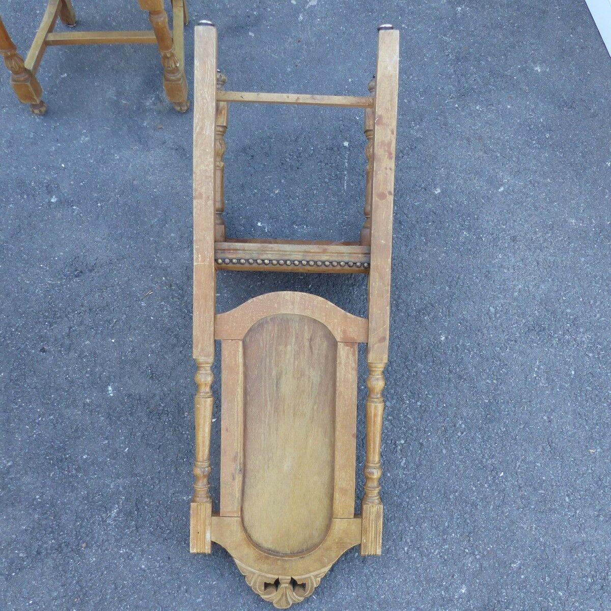 Lot of 2 old chairs in carved wood and leather