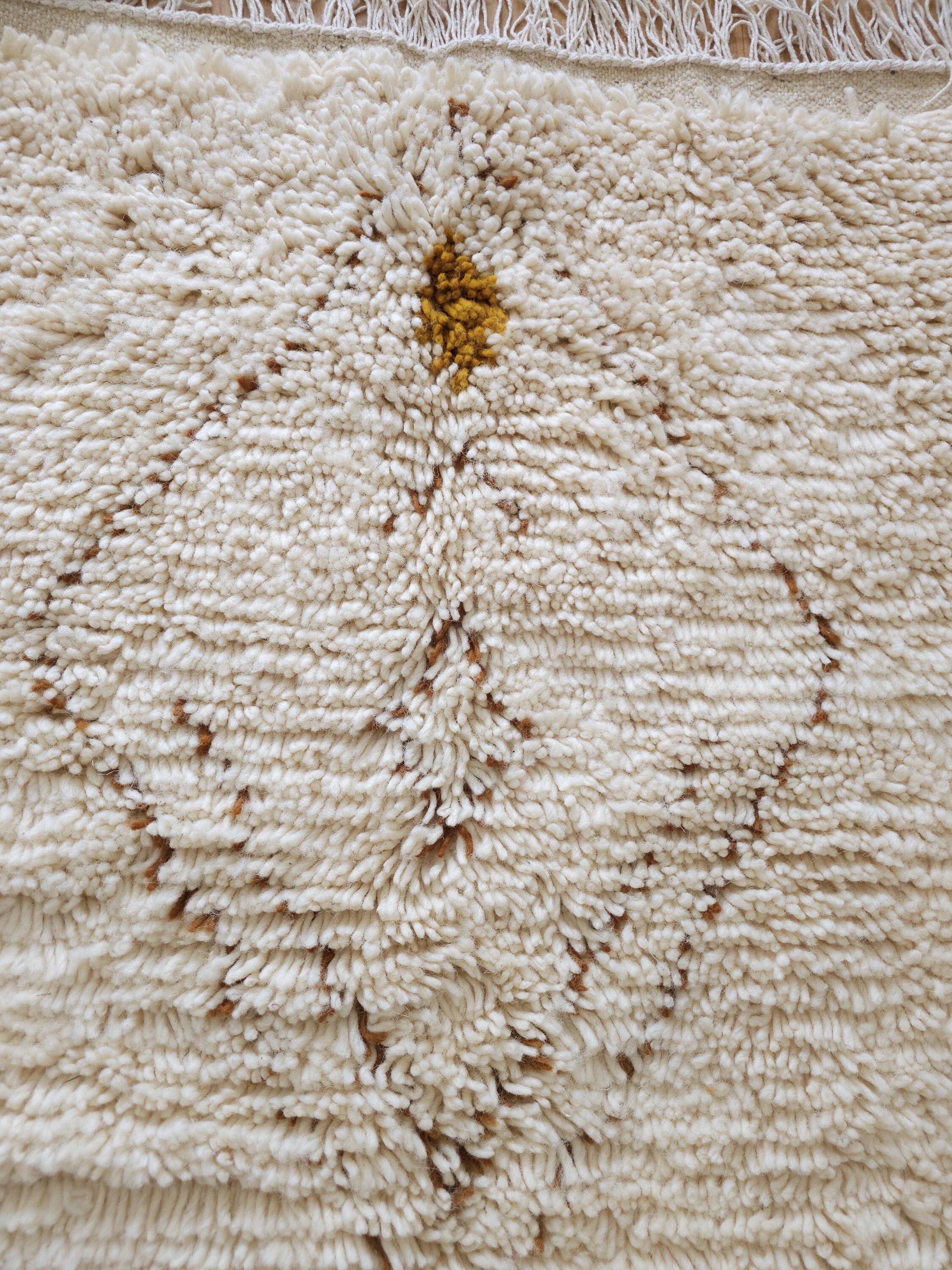 Large Moroccan rug made of natural wool, dimensions 250x150 cm, handmade.