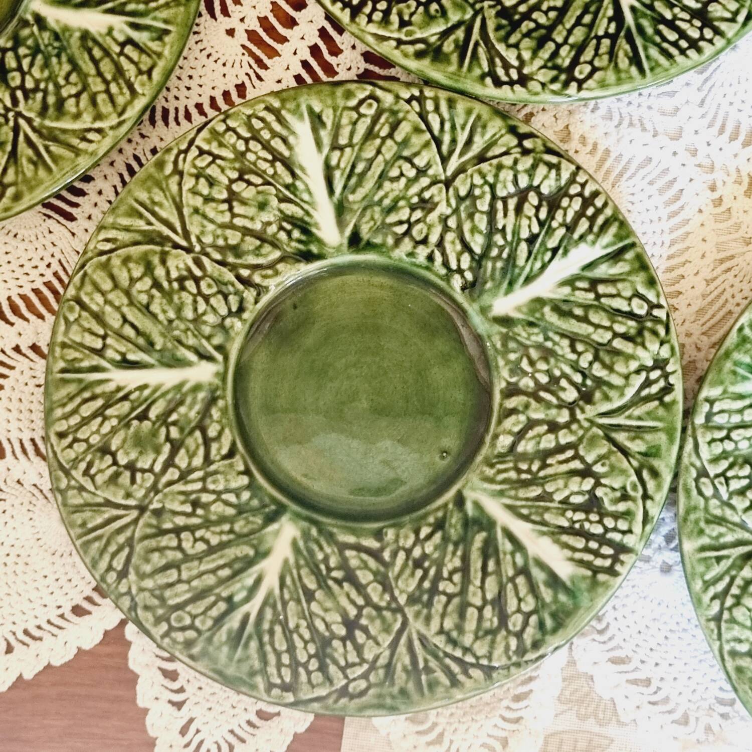Set of 6 small cabbage barbotine plates