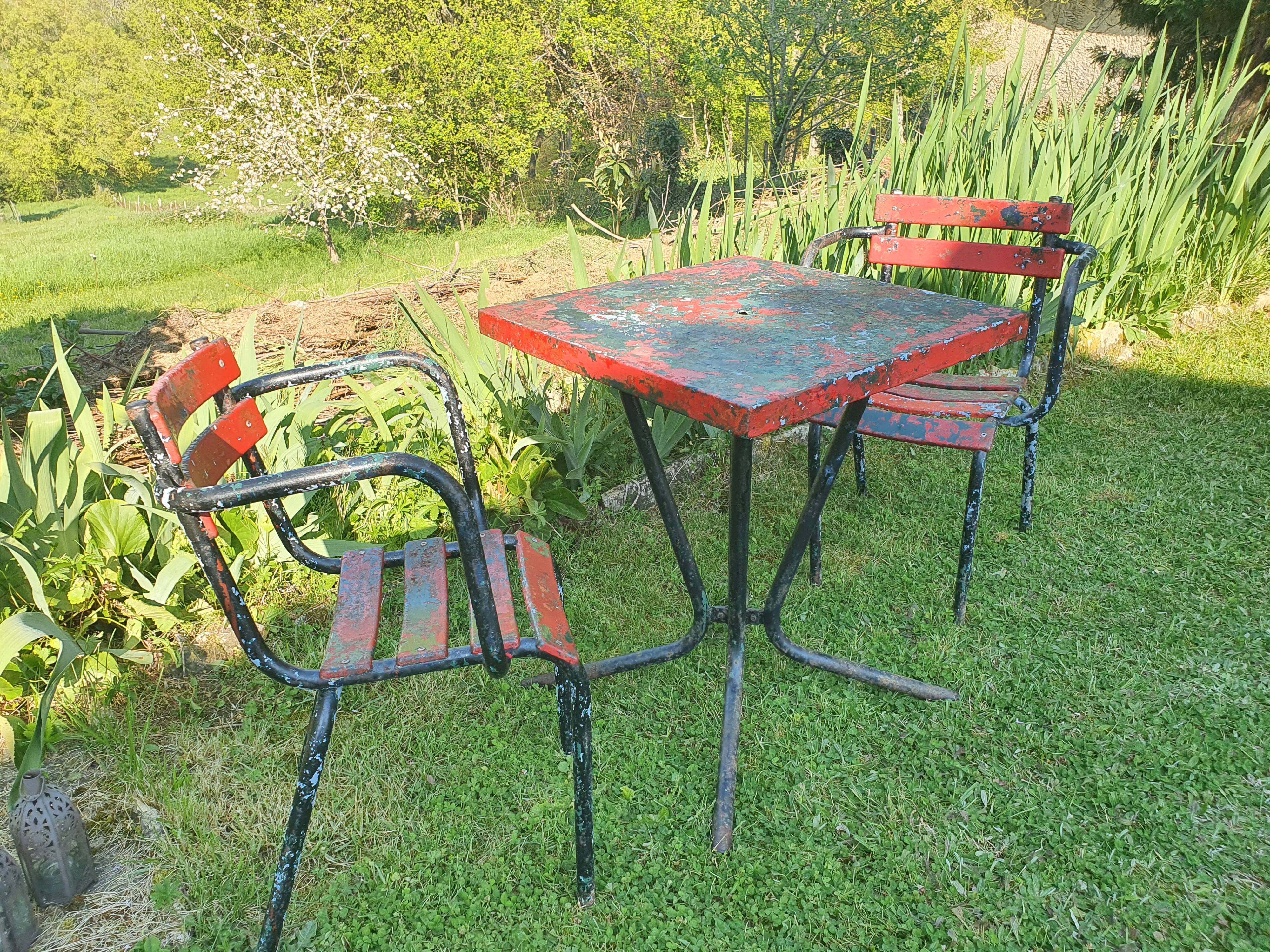 Garden table and armchairs