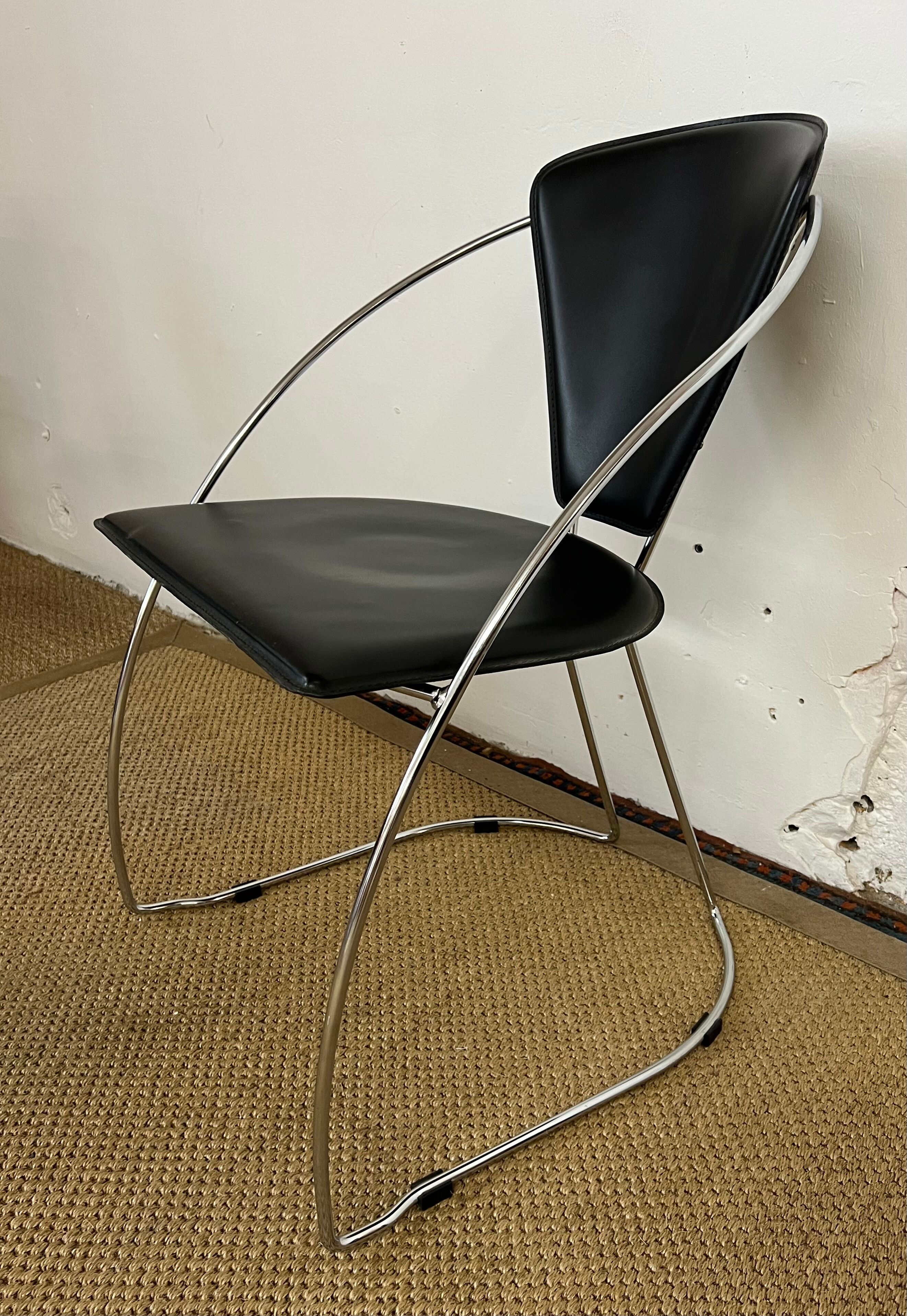 Lot 5 chairs black leather thread