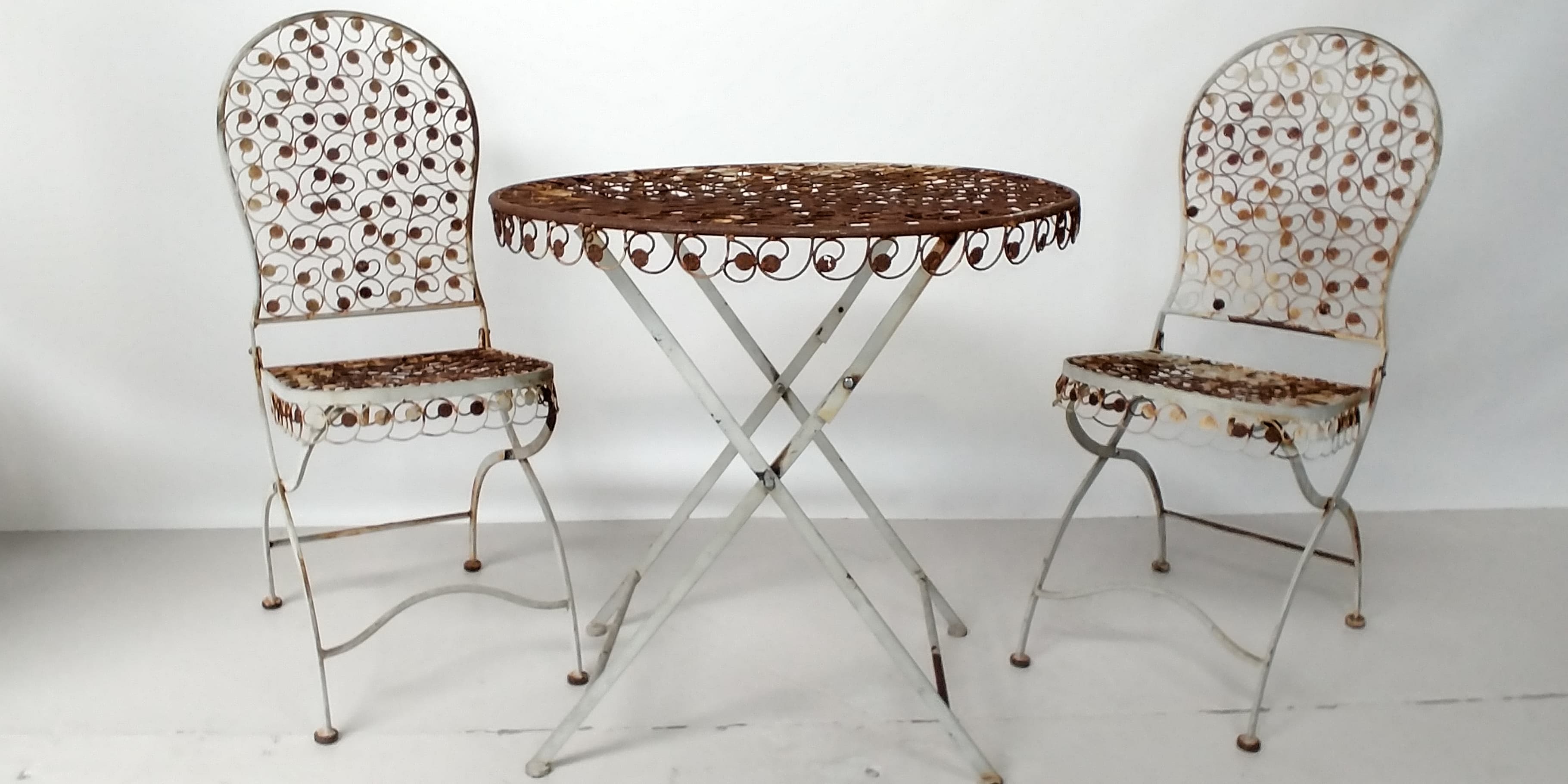 Set table and 2 garden chairs