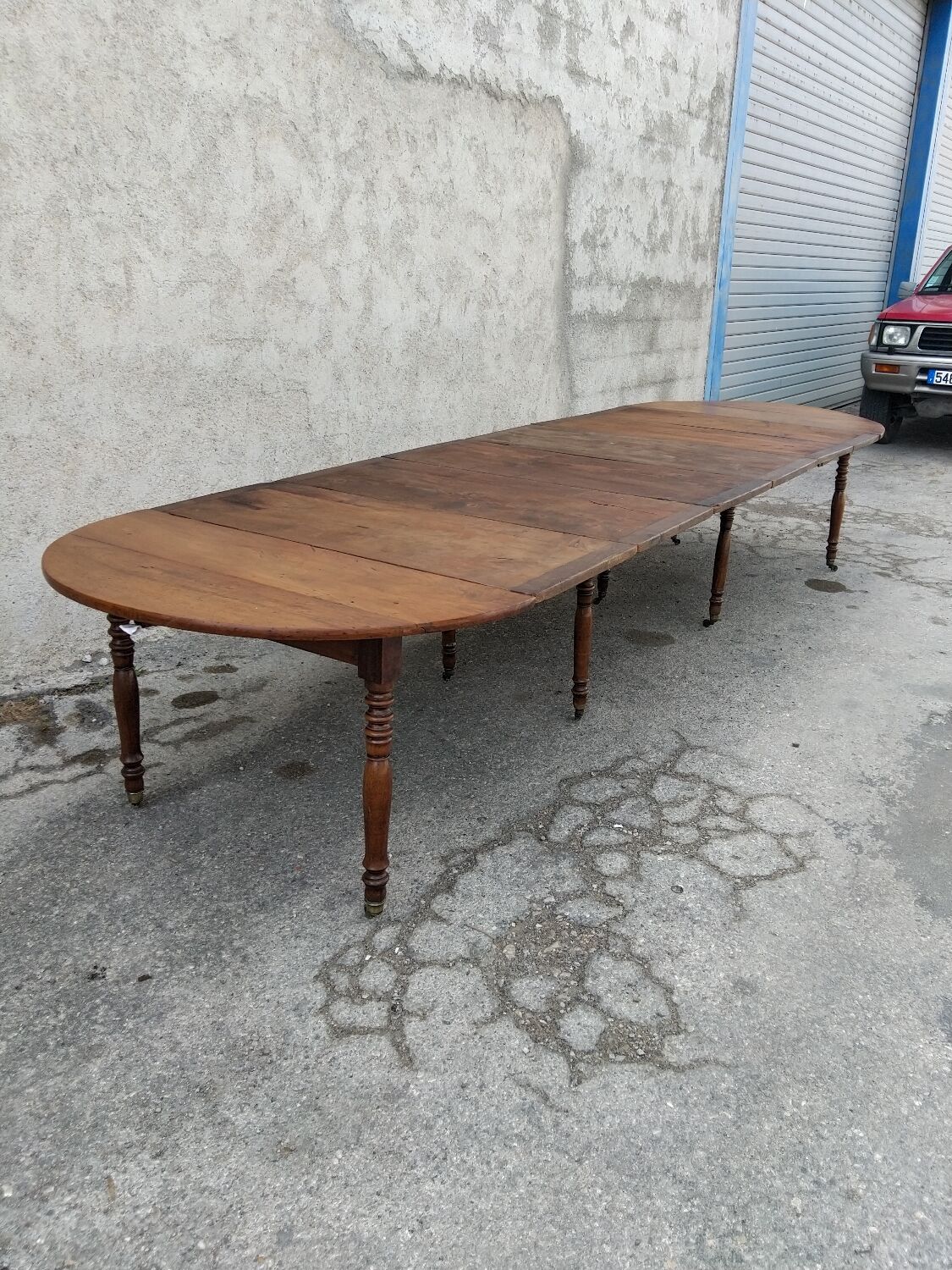 Extending table with 8 legs