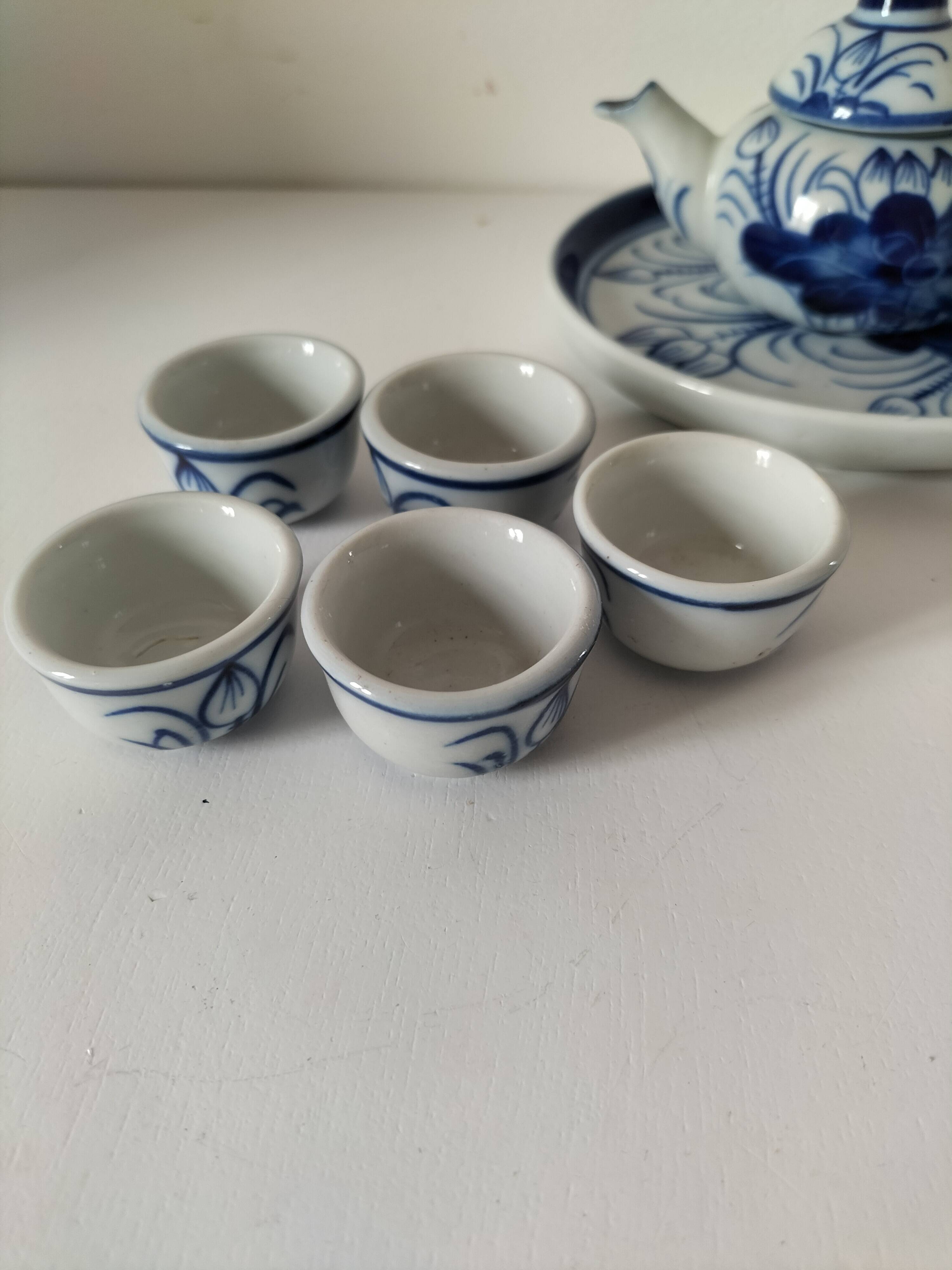 Small blue and white sake set – teapot, 5 cups and tray.
