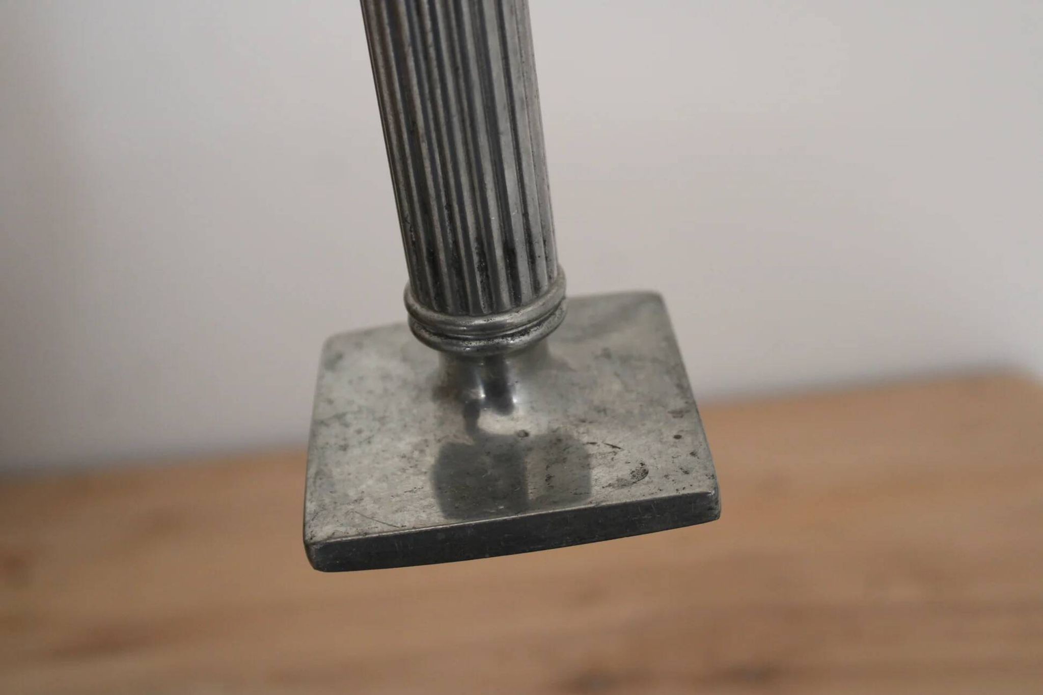 Soliflore ou bougeoir vintage en métal argenté – Colonne cannelée sur socle carré