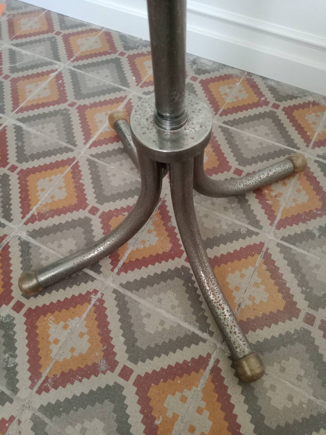 Free-standing coat rack