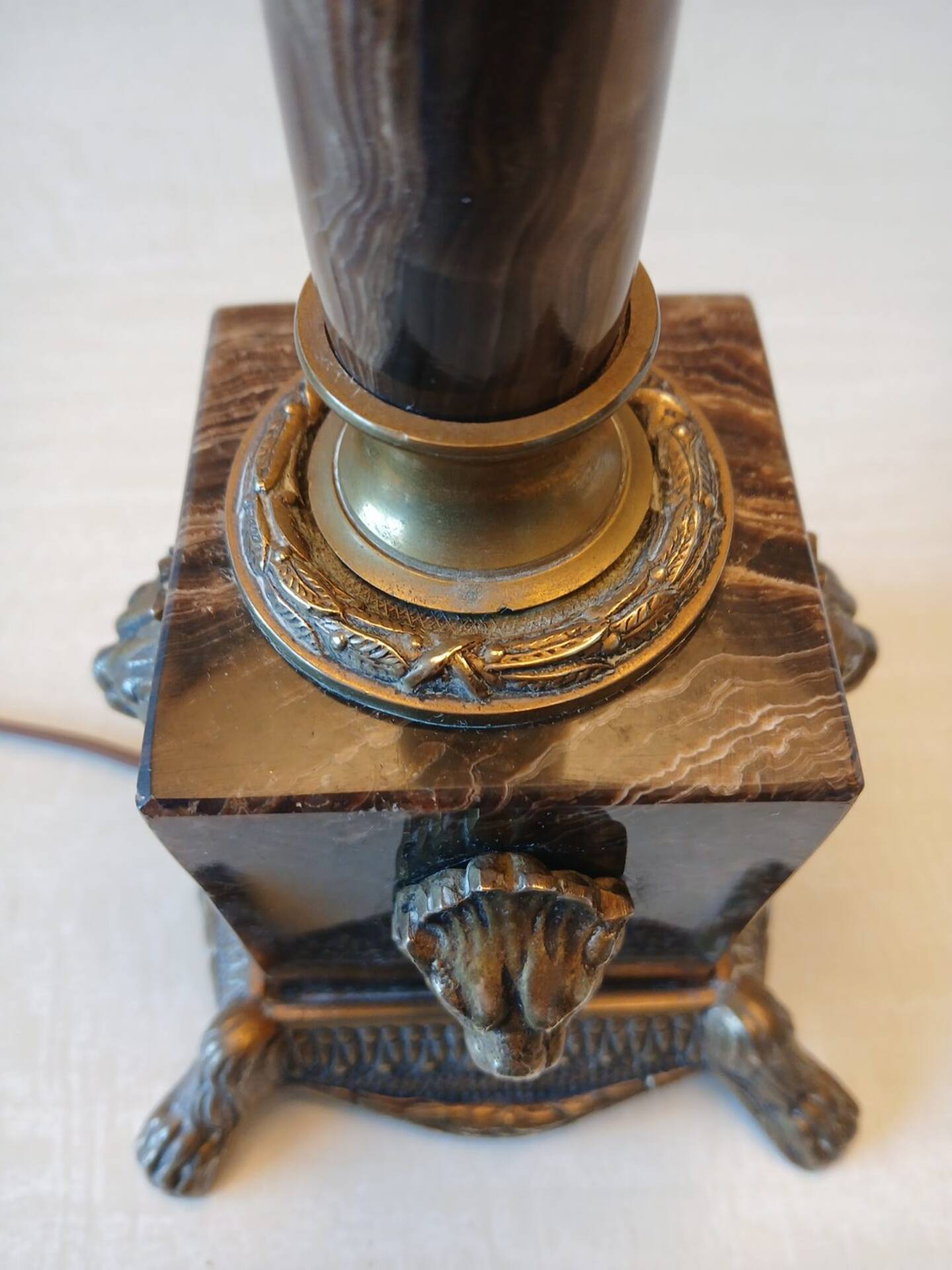 Large antique Empire style lamp in brown marble and bronze – heads of