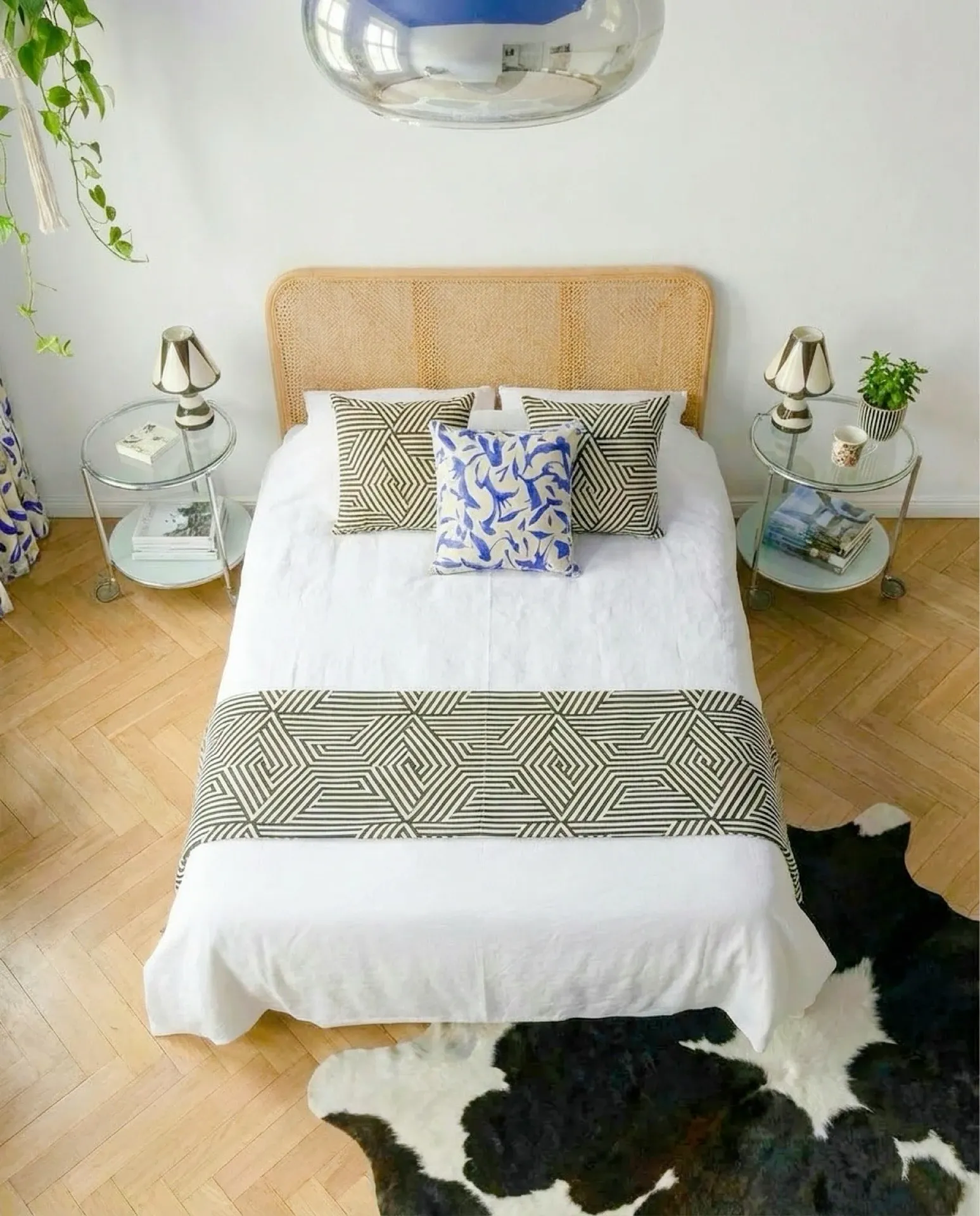 Round dessert table / side table or bedside table — design Ehlen Johansson