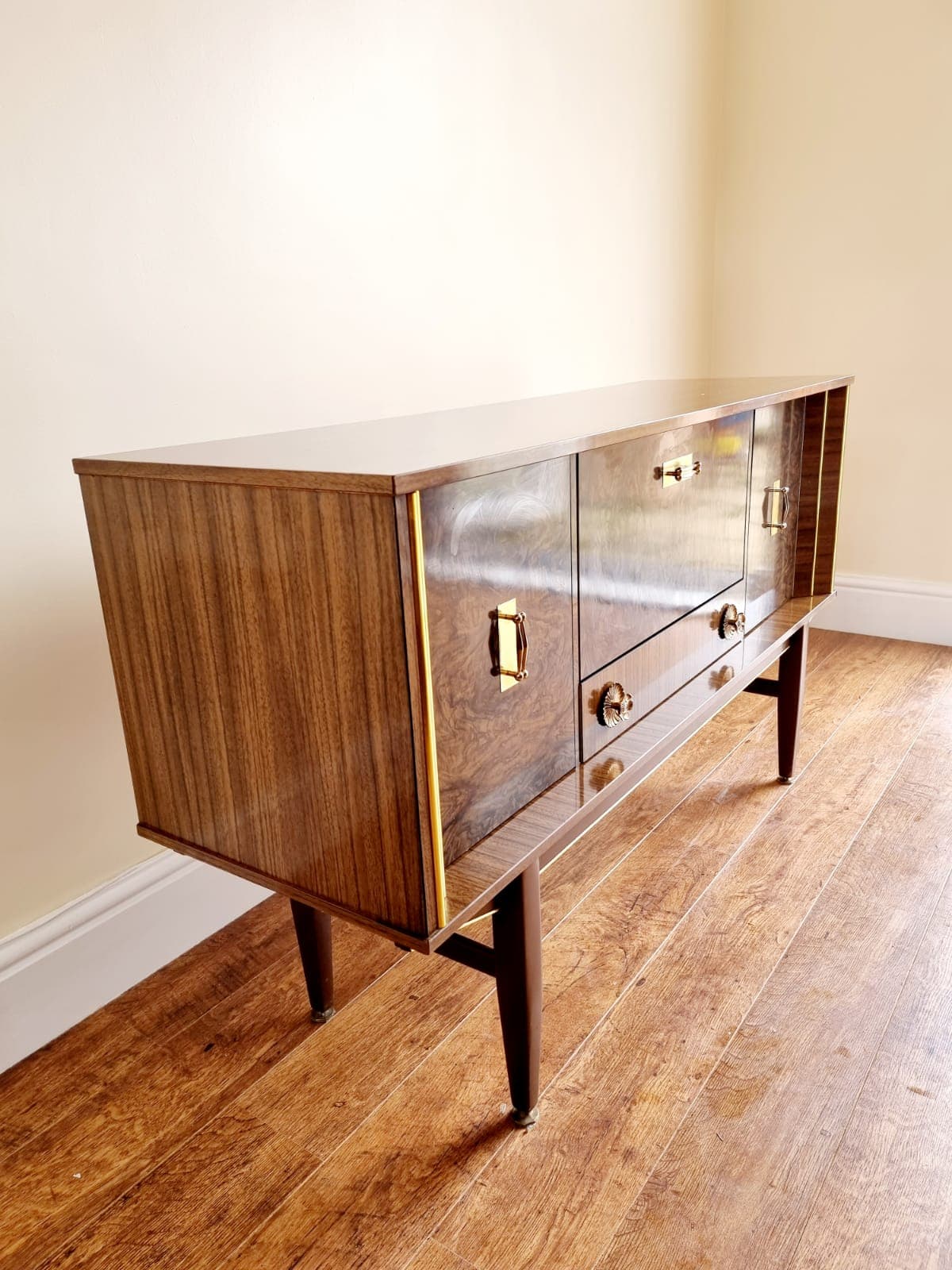 1950 / 1960 VINTAGE RETRO TWO TONE FORMICA SIDEBOARD GOLD HANDLES ALL ORIGINAL