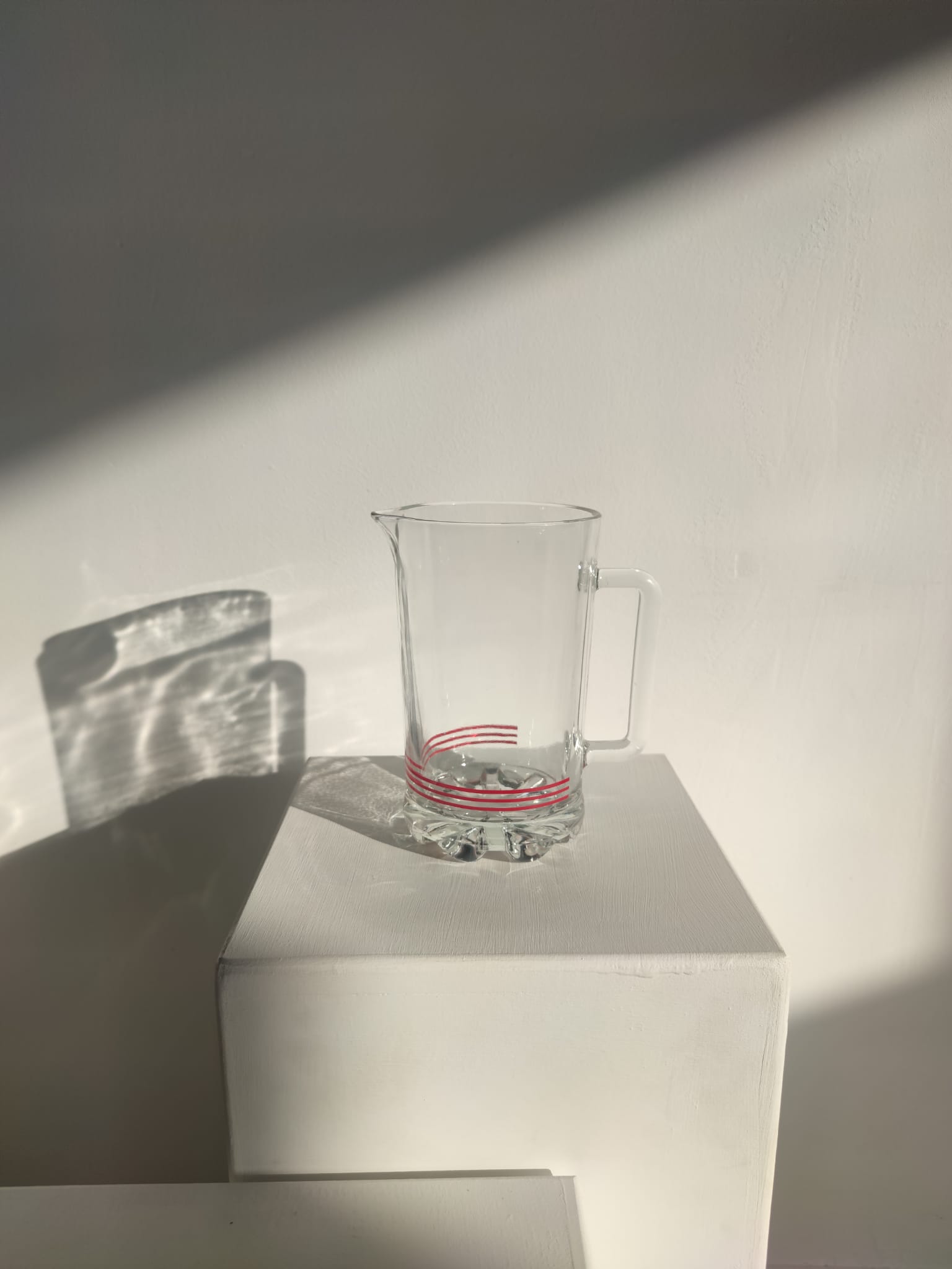 Pichet à orangeade italien vintage en verre à rayures rouges