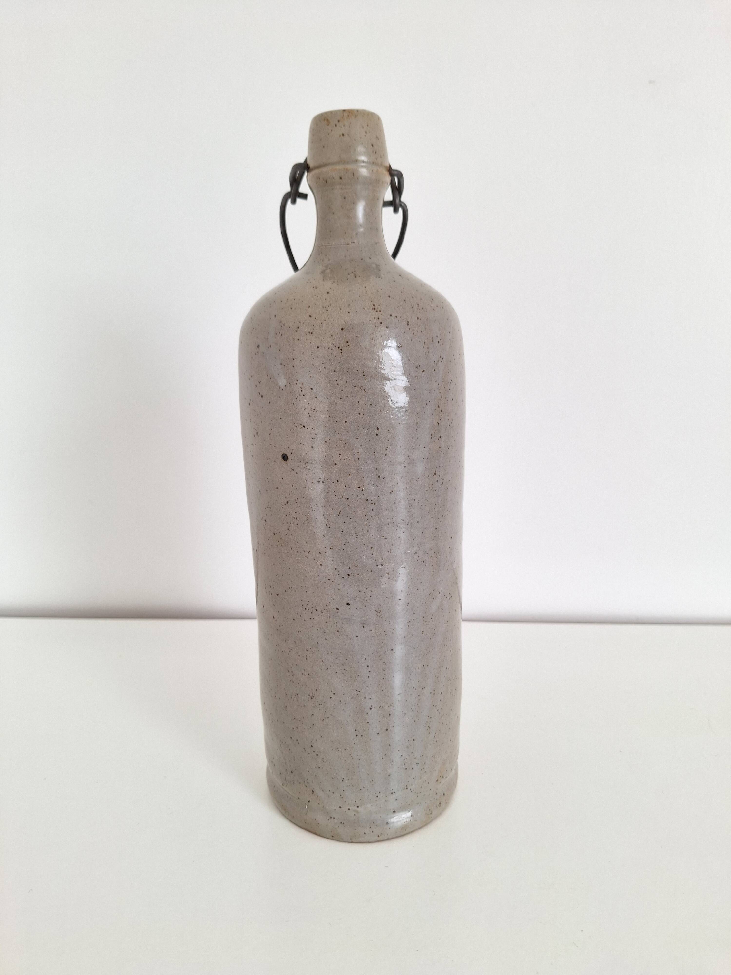 Bouteille en grès vintage