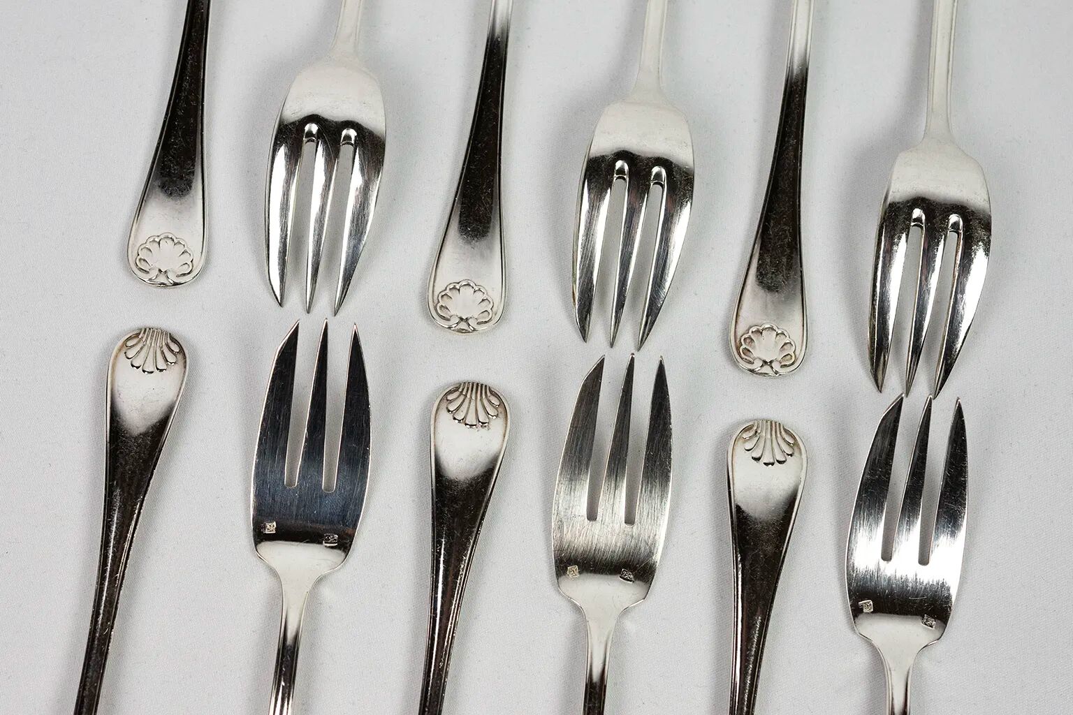 Art Deco silver-plated cake service, shell model, circa 1930.