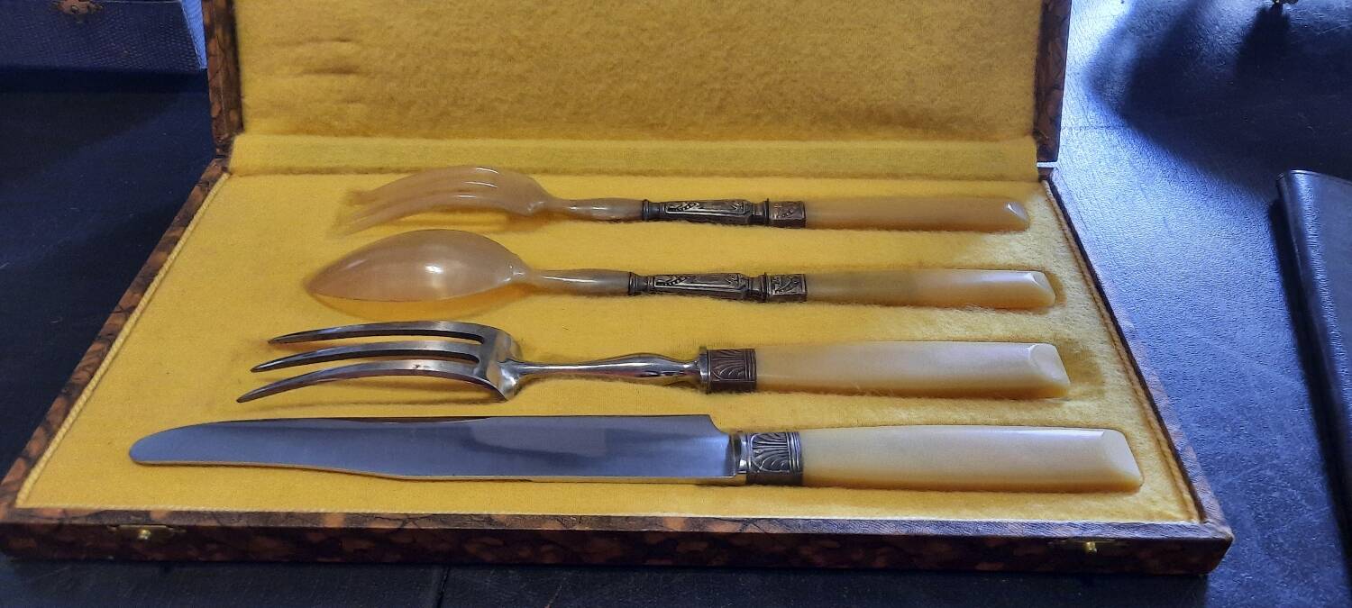 Serving cutlery