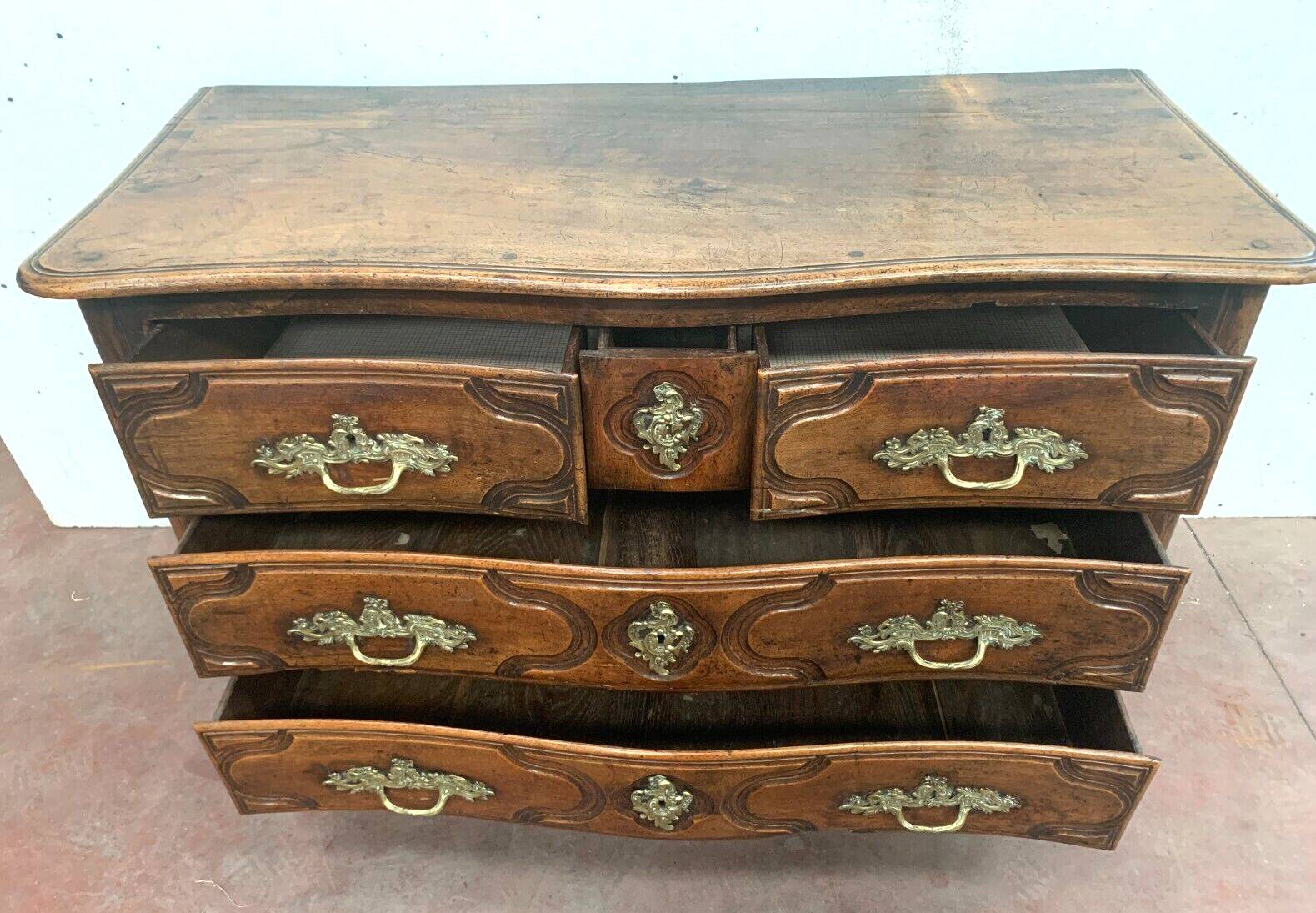 Commode Louis XIV en noyer massif XVIII siècle