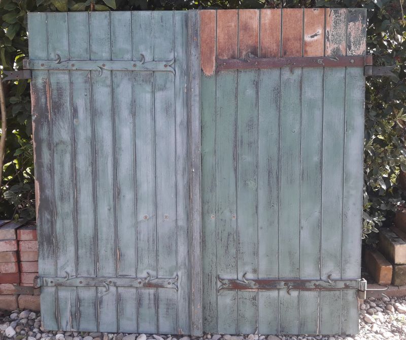 Paire de volets en bois pentures en fer