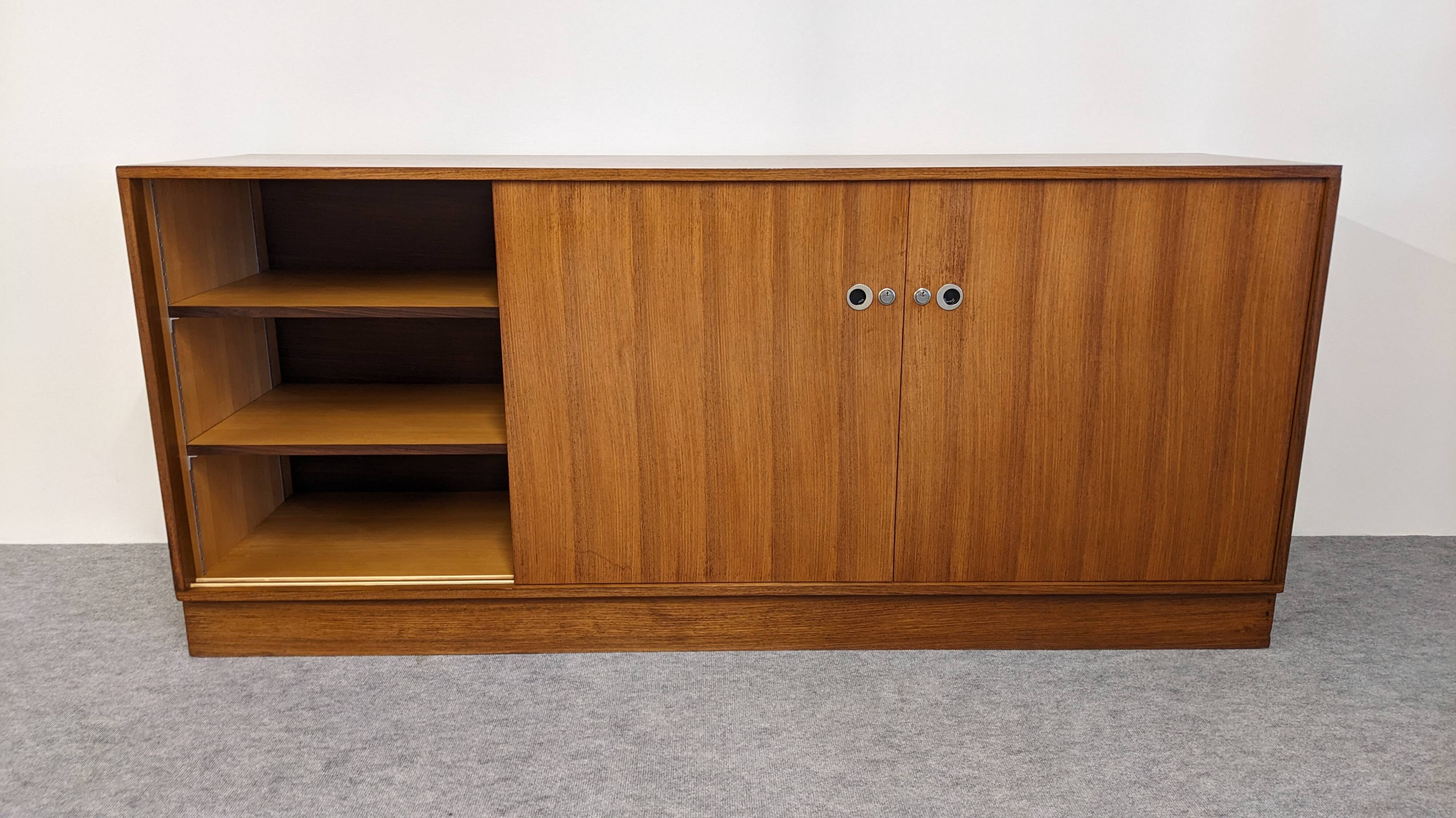 Modernist enfilade in rosewood attributed to O. Borsani, Italy circa 1970.