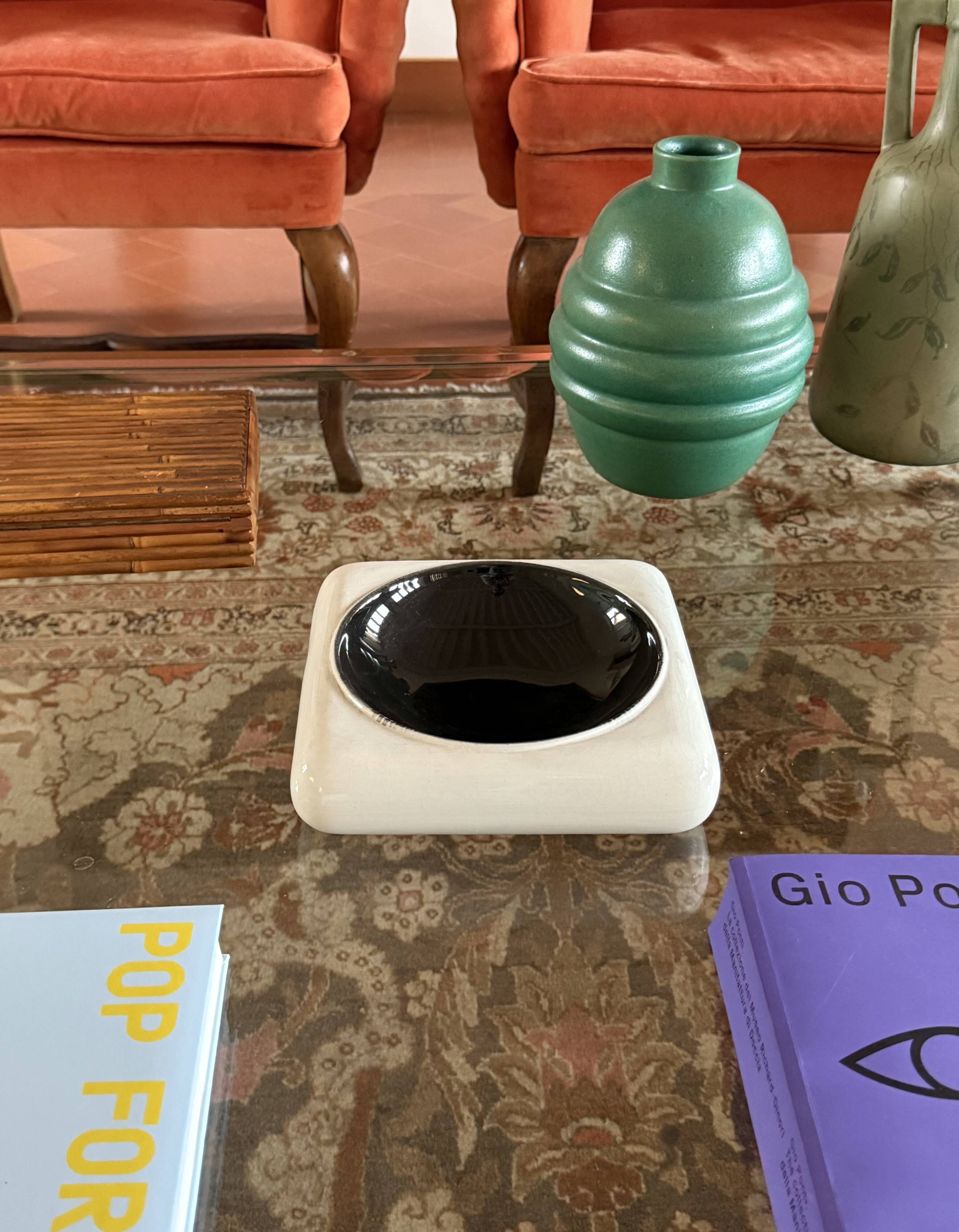 Space age black and white ceramic ashtray / vide poche, Italy 1970s