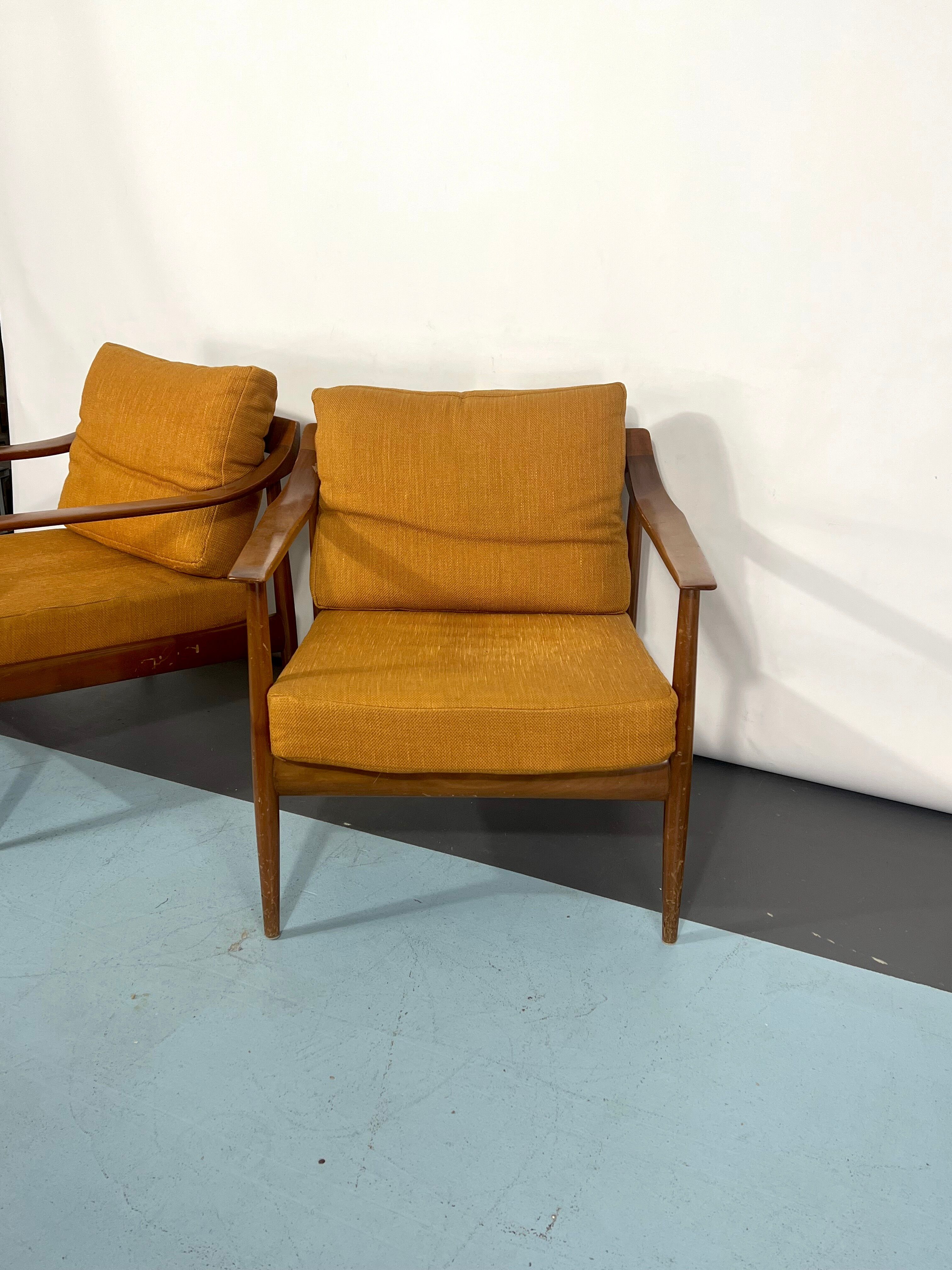 Mid-century modern pair of Walter Knoll armchairs model 550 from 50s