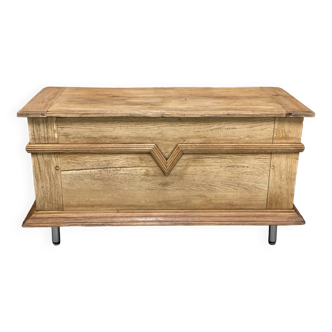 Traditional vintage Quebecois chest from the 19th century with V-shaped molding