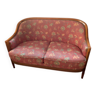 Canapé de style Art Déco, recouvert de tissu indienne au fond rose
