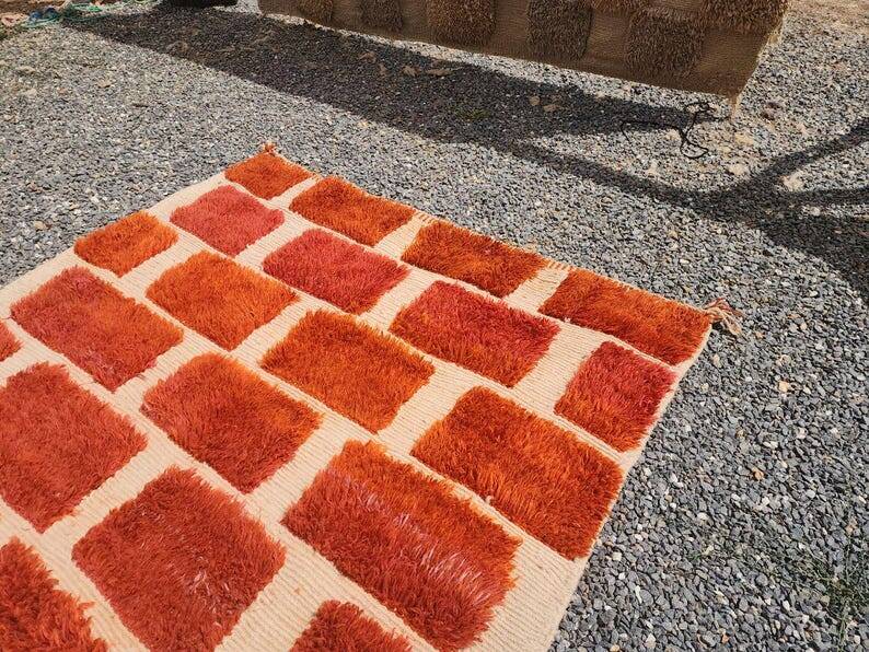 Large Moroccan Berber rug in orange and ecru wool, 400 x 300 cm.