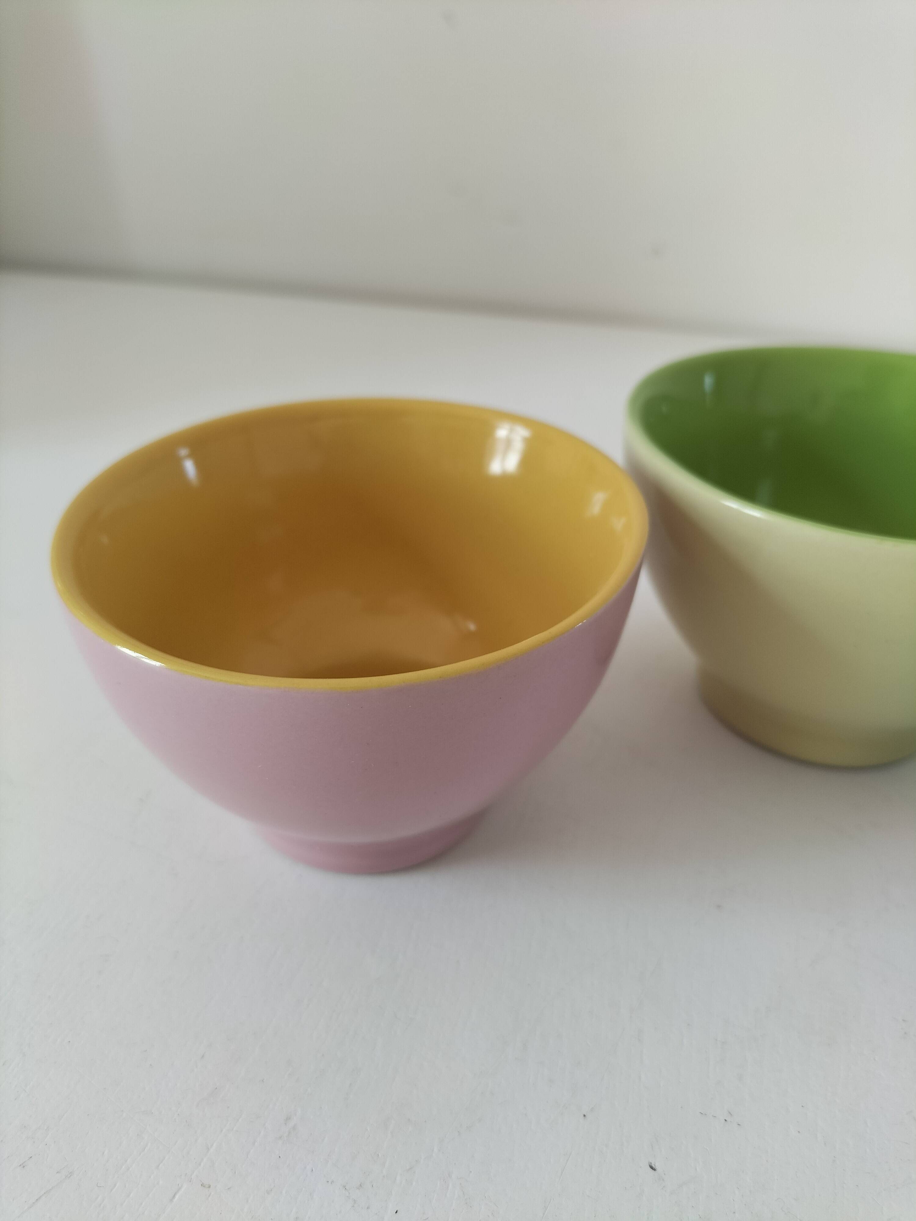 Set of three pastel two-tone mini bowls in glazed ceramic.
