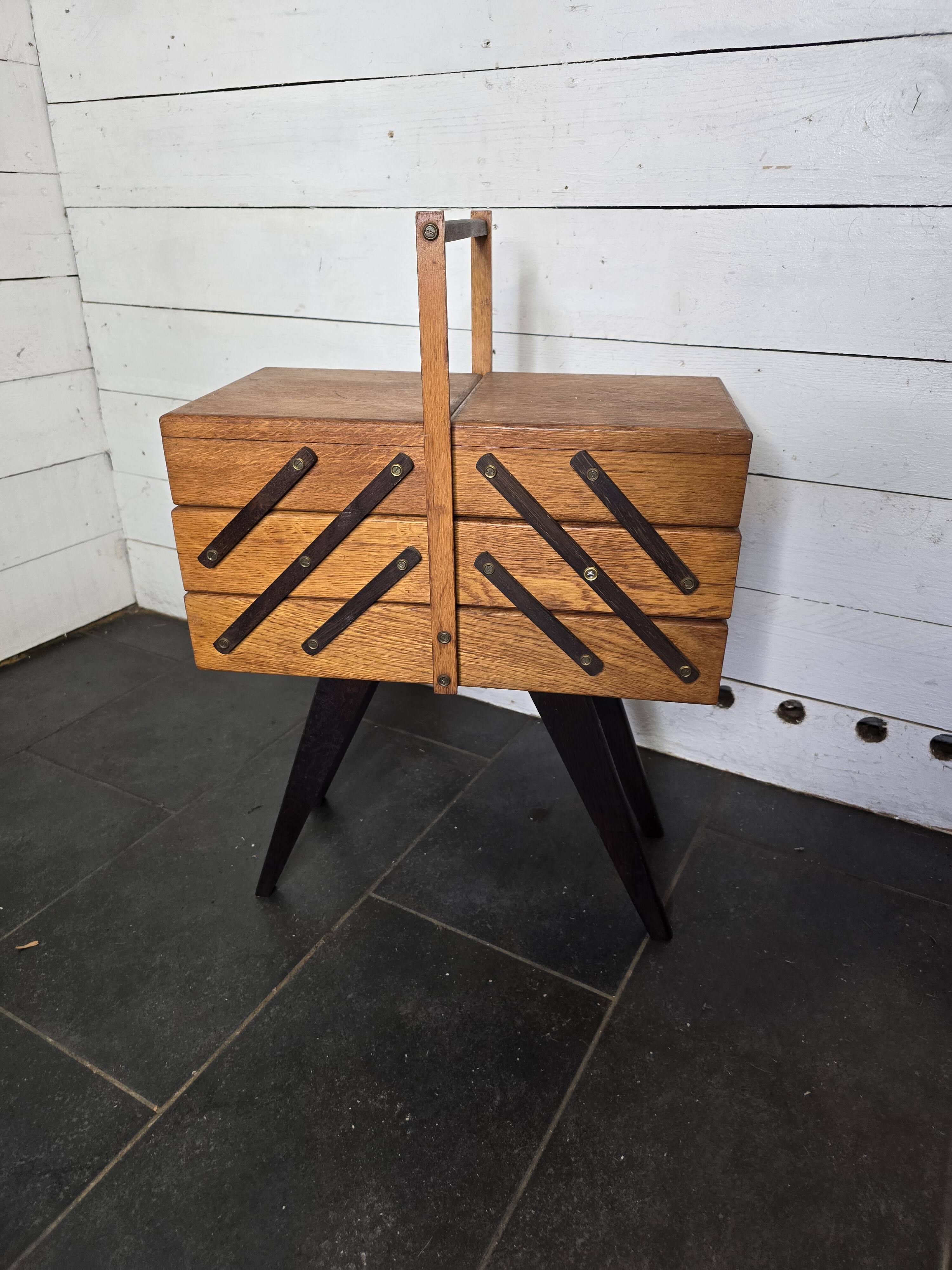 Oak worker with compass feet