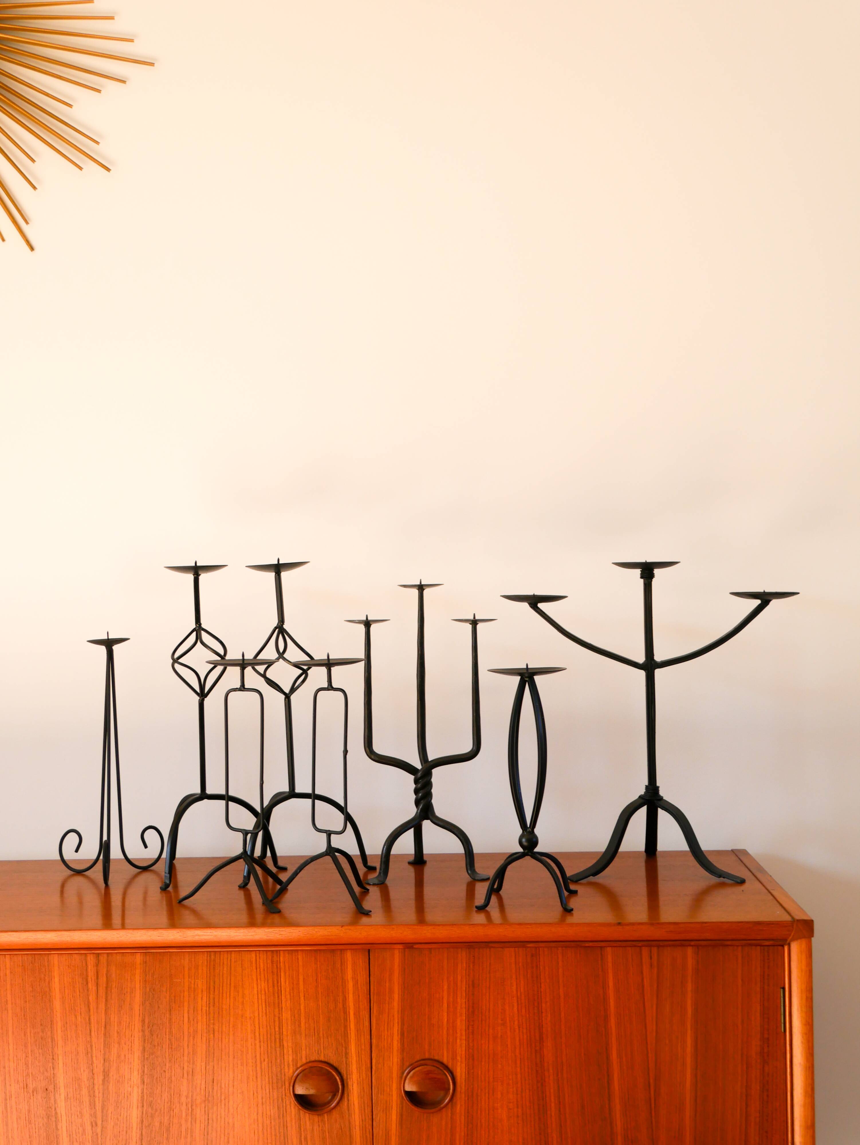 Pair of twisted tripod candlesticks in black iron, Brutalist, 1970 - 44 cm