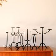 Paire de chandeliers tripodes torsadés en fer Noir, Brutaliste, 1970 - 44 c