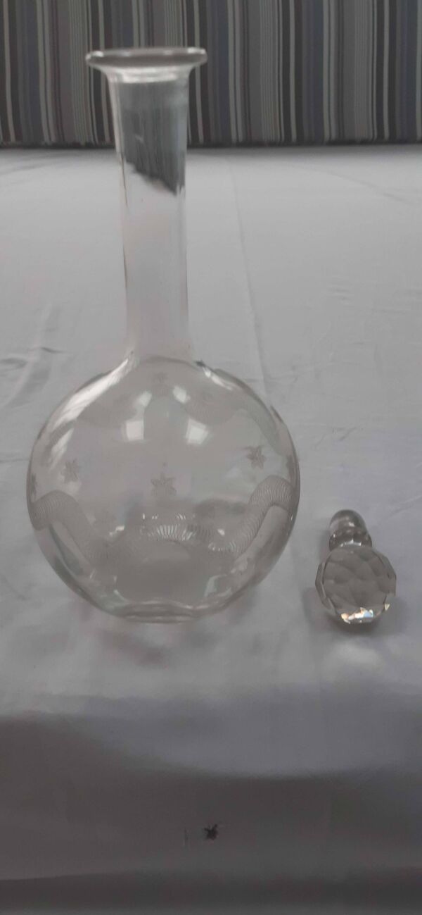 Carafe ancienne à vin en cristal gravé