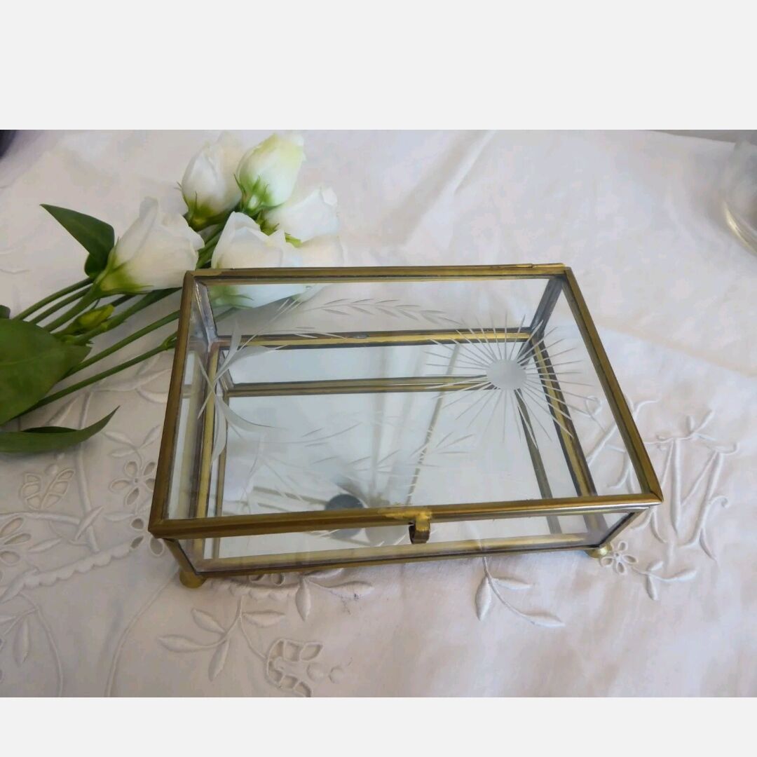 Vintage jewelry box in engraved glass and mirror bottom