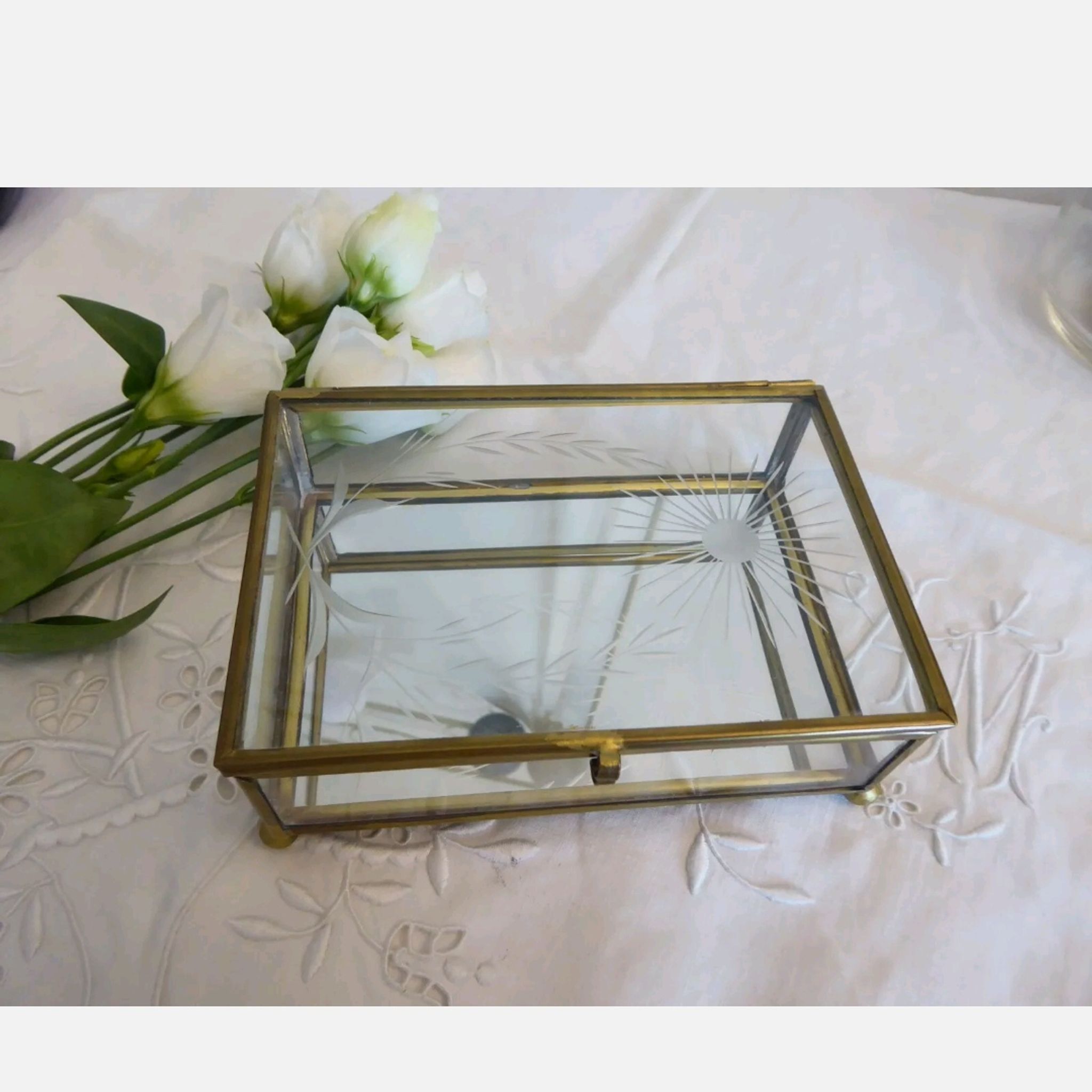 Vintage jewelry box in engraved glass and mirror bottom