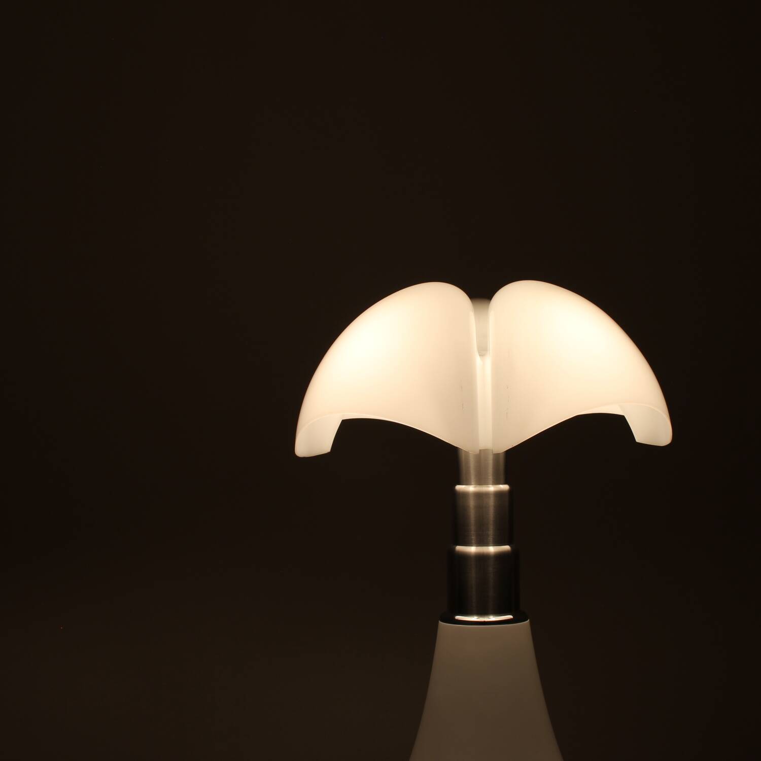 Lampe 'Pipistrello 620' par Gae Aulenti pour Martinelli Luce, Italie