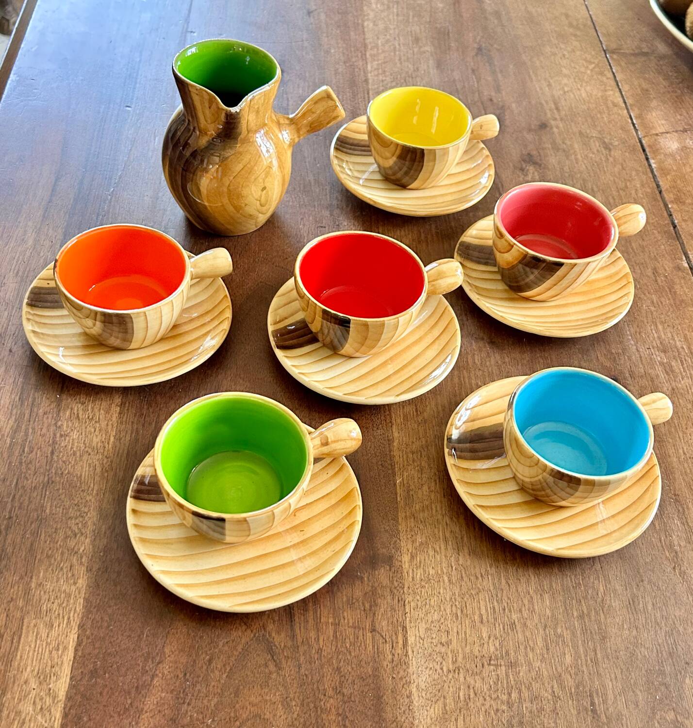 Vallauris coffee set – wood effect & colorful interiors
