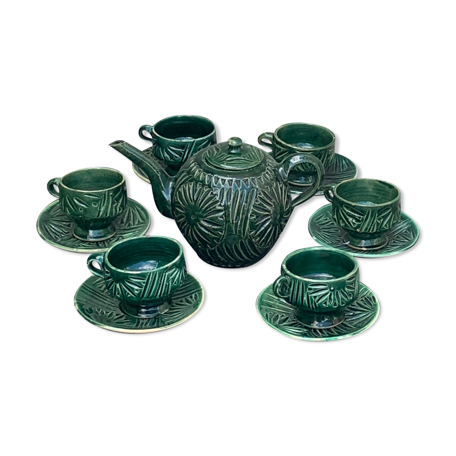 Service to the ceramic enamelled chiseled green and vintage
