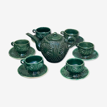 Service to the ceramic enamelled chiseled green and vintage