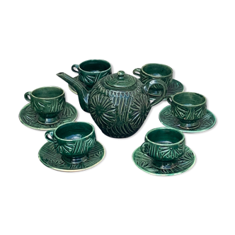 Service to the ceramic enamelled chiseled green and vintage