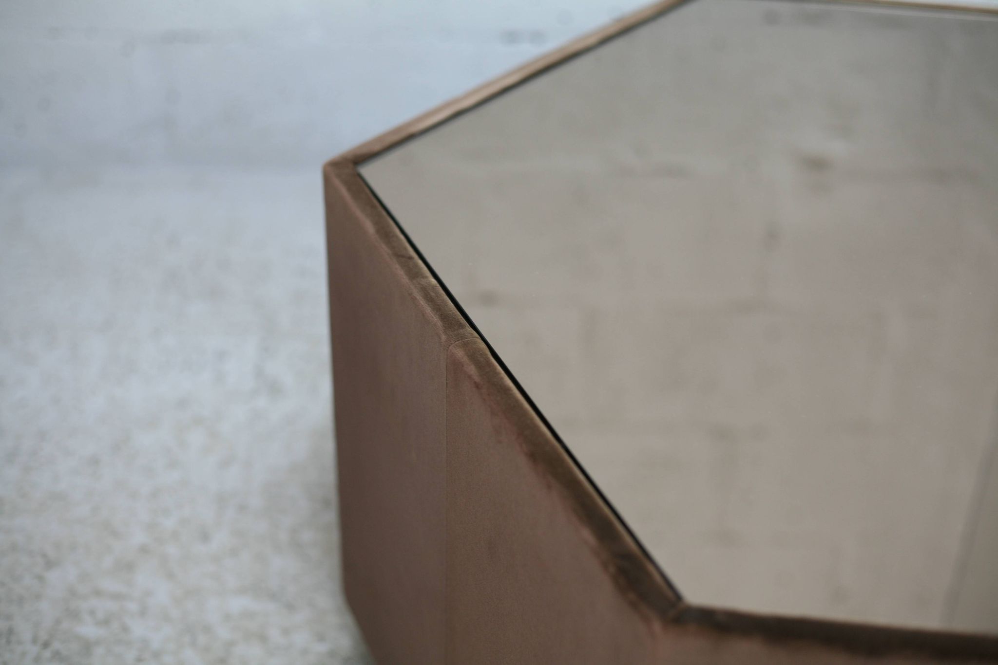 Table space age, hexagonale. Bois, velours et miroir fumé. Circa 1970
