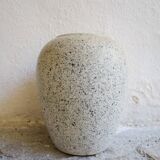 Vase en grès moucheté aux tons neutres