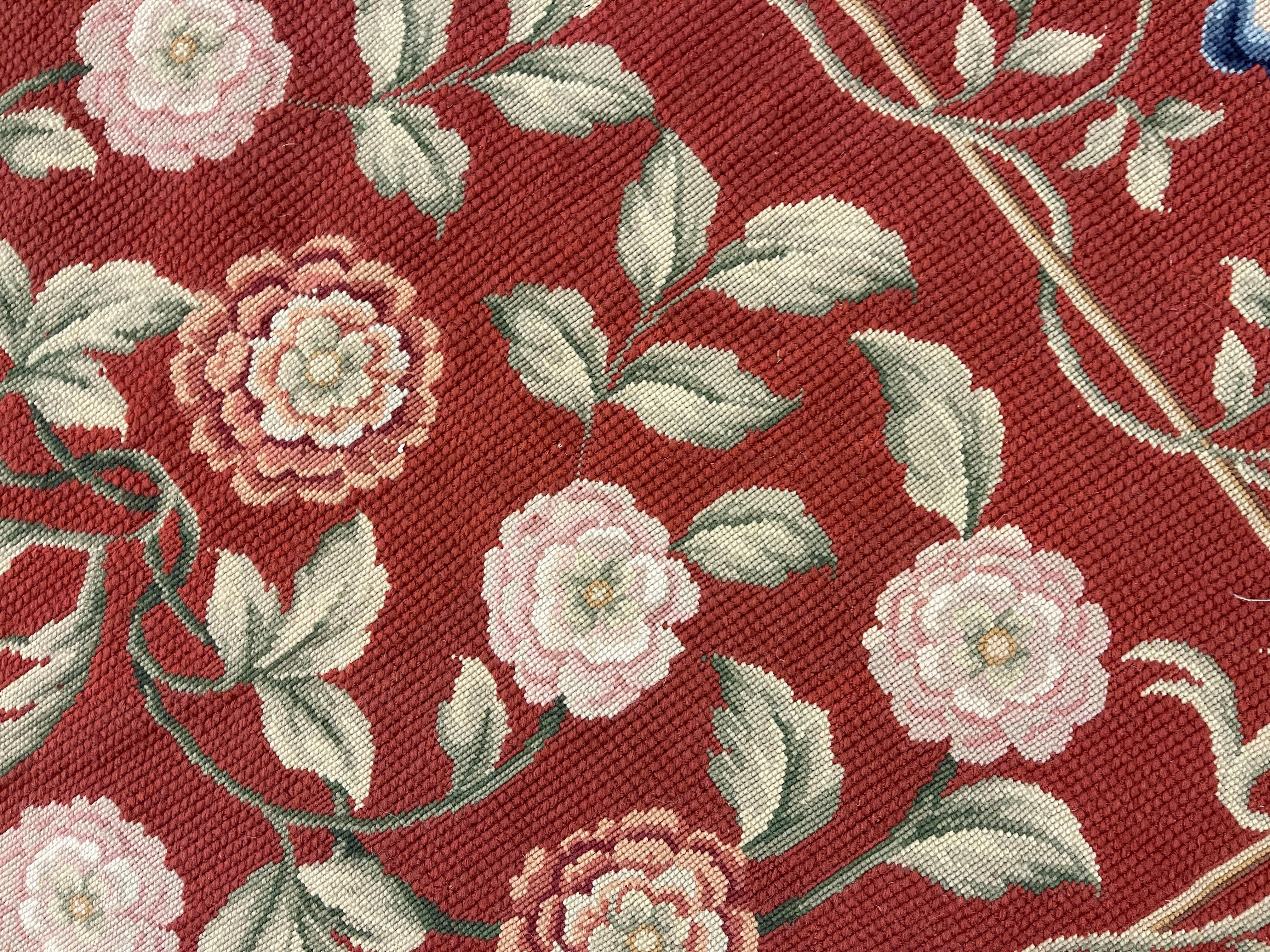 Tapis traditionnel bordeaux style Aubusson floral en laine tissé à la main en point de croix