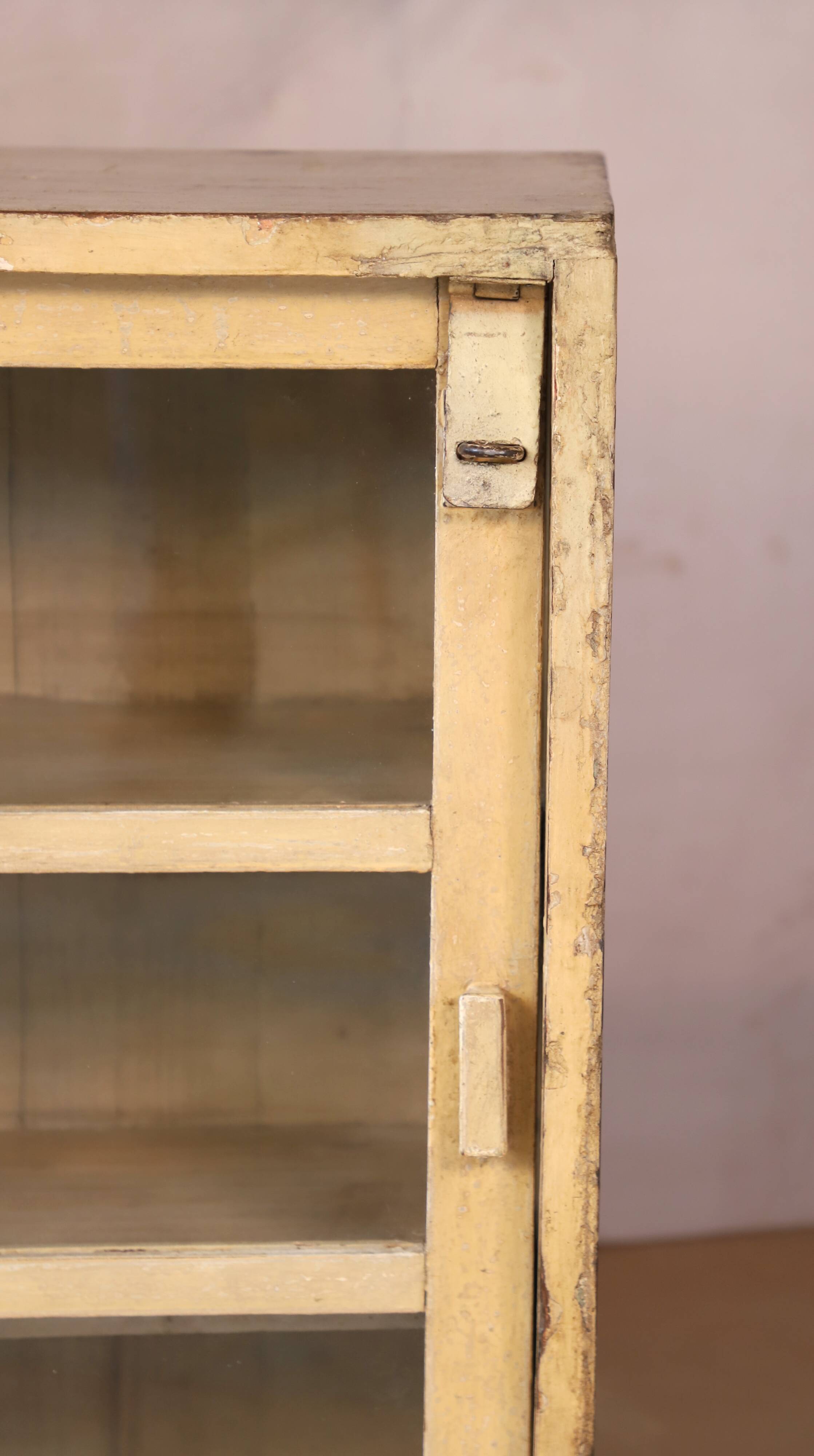 Enfilade - Burmese teak showcase buffet with yellow patina - ecru