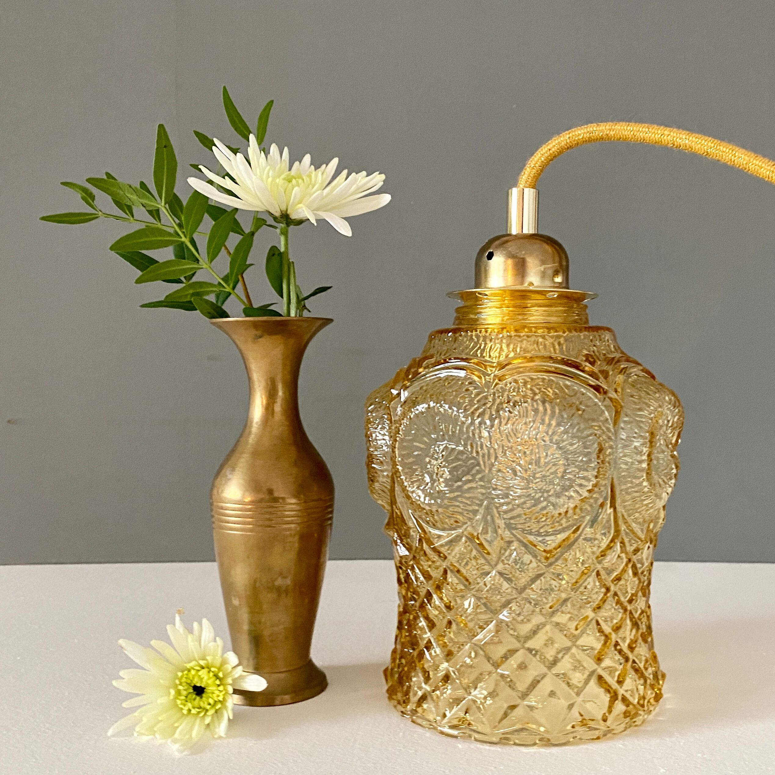 Vintage amber glass tulip ride