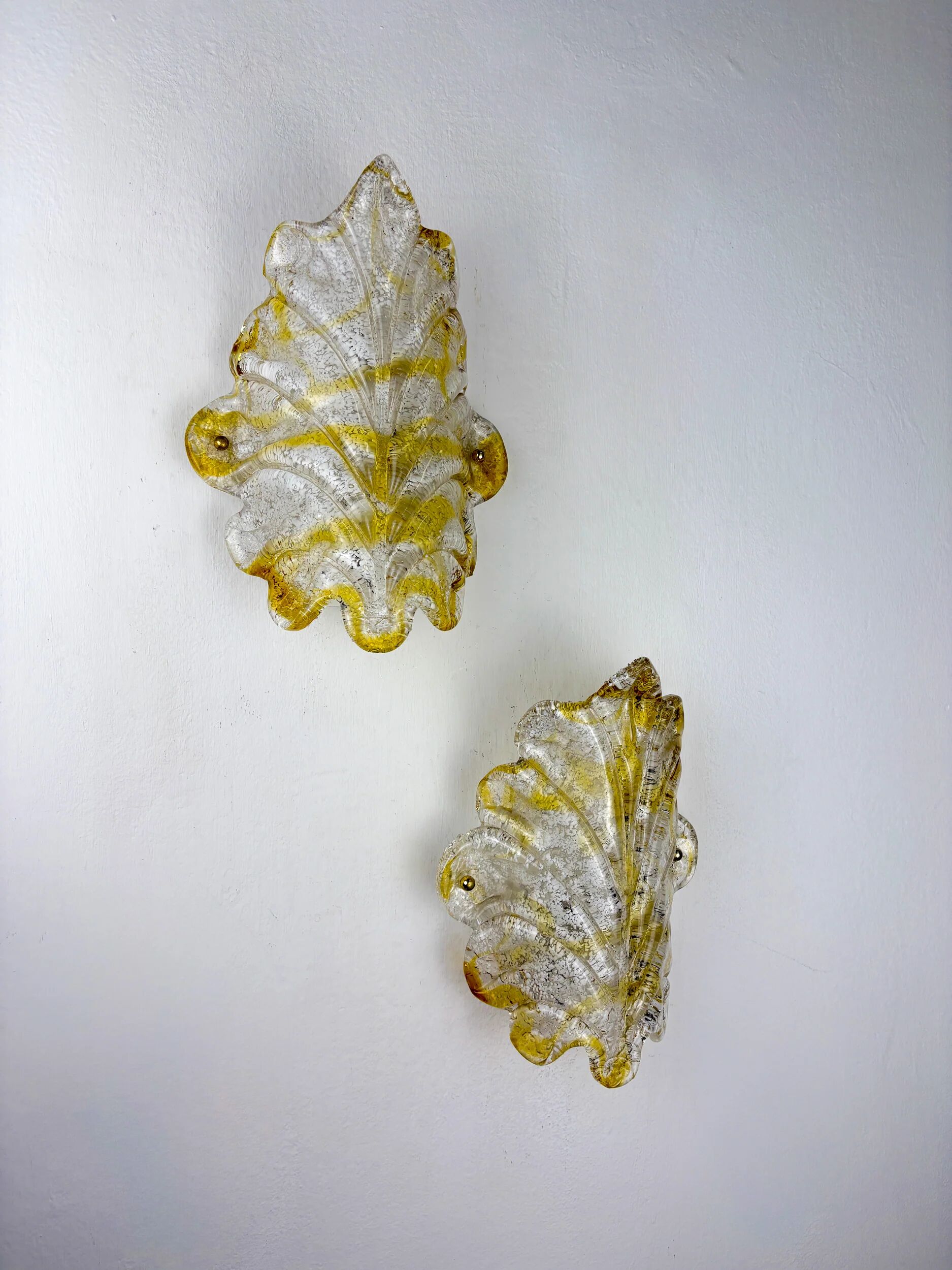Paire de appliques en verre dépoli orange Murano, verre texturé et détails dorés, Italie années 1970.
