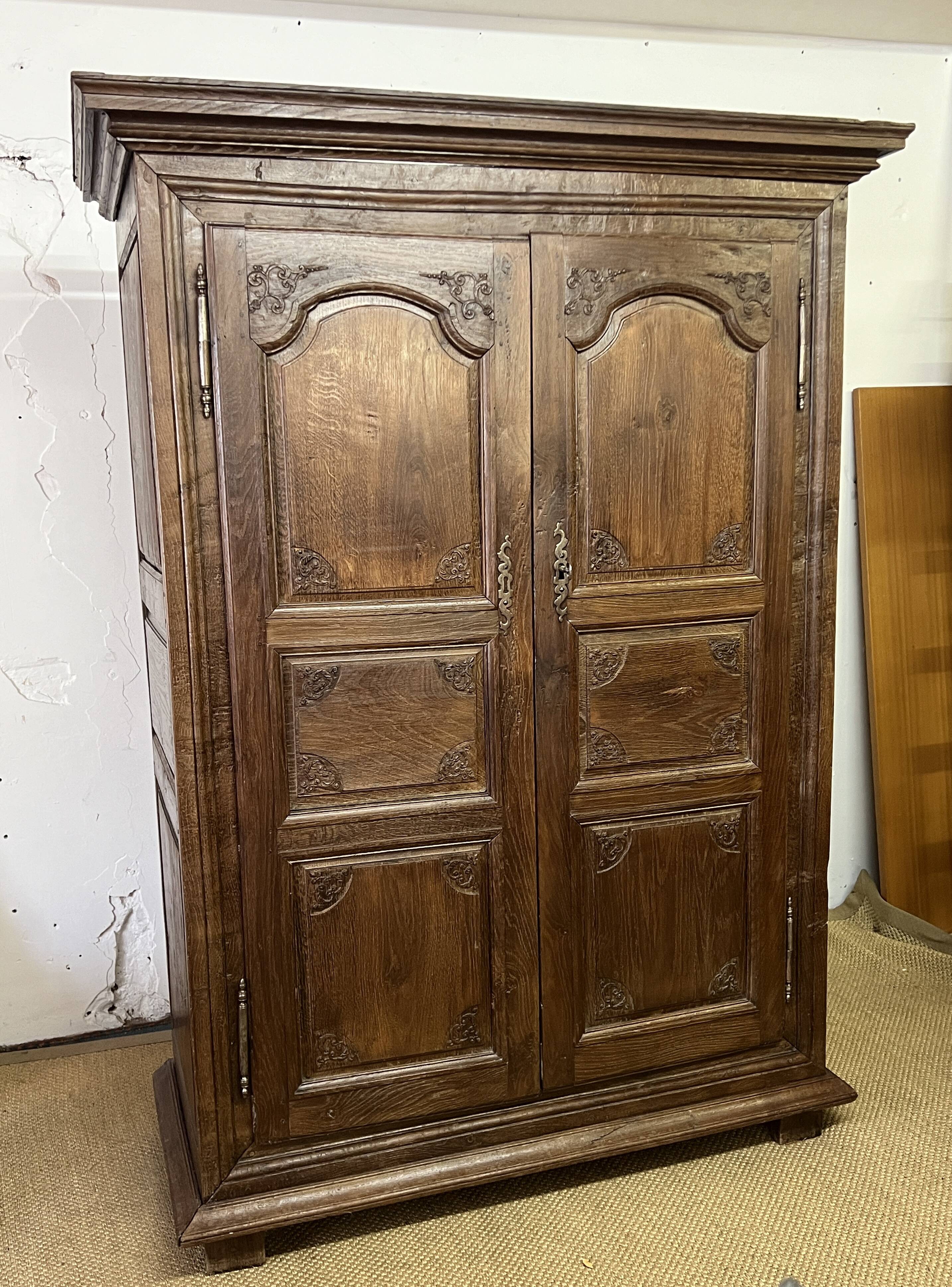 Armoire Louis XV en bois sculpté du XVIIIè siècle